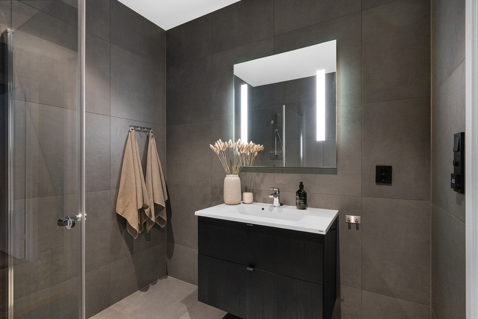 Baderom i underetasjen er utført i samme utsøkte stil som boligens øvrige bad. Foto: Vidar Alvik Galleribilde