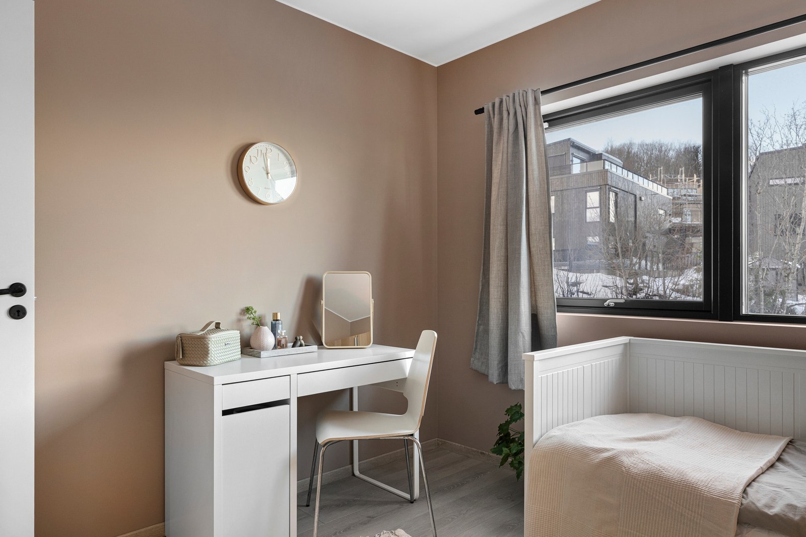 Soverom; 10,5 kvm vender mot nordvest. Rommet er utstyrt med garderobe. Foto: Vidar Alvik Galleribilde