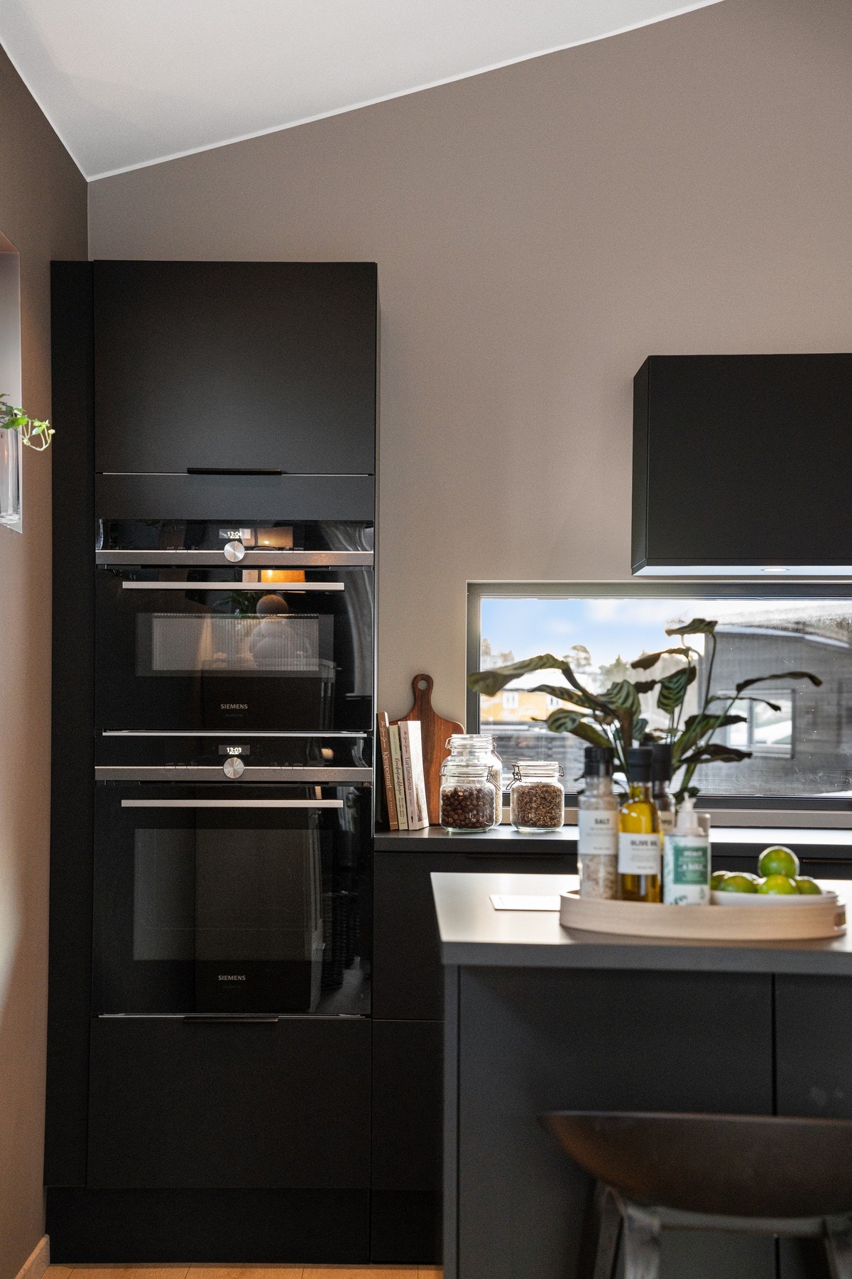 Innredningen har integrerte hvitevarer fra Siemens med blant annet to stekeovner, hvor den ene er kombinert stekeovn/micro. Foto: Vidar Alvik Galleribilde