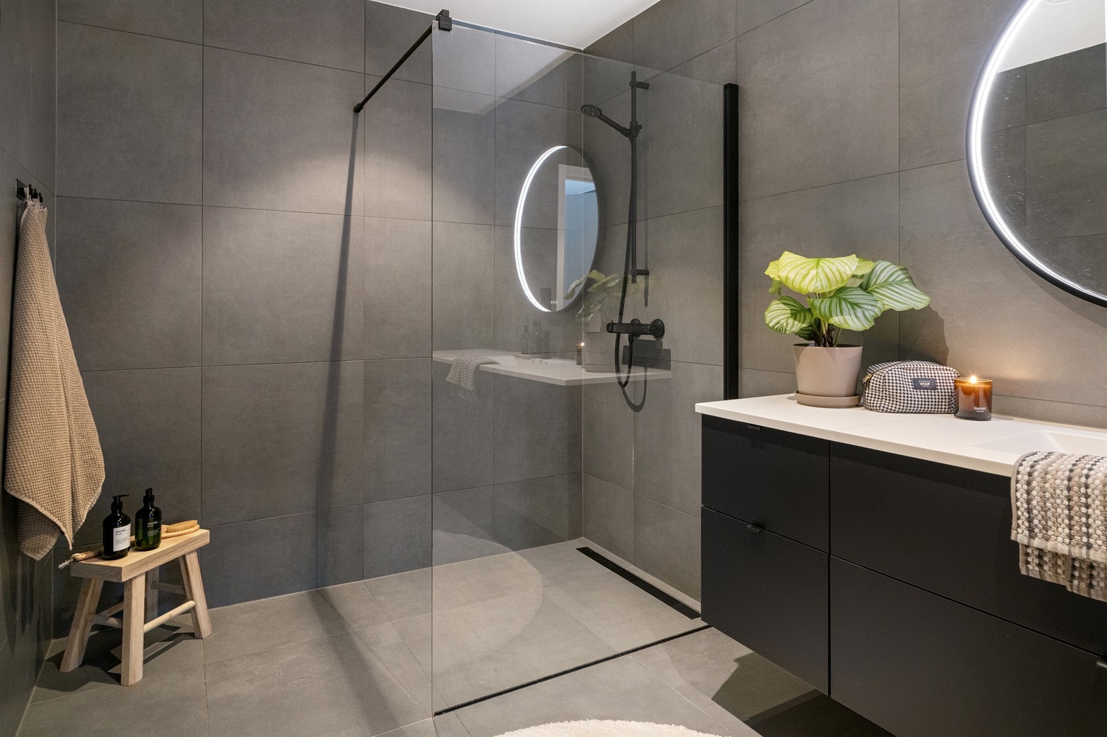 De to øvrige soverommene ligger i motsatt ende av gangen i 1. etasje, og er separert med baderom i mellom. Foto: Vidar Alvik Galleribilde