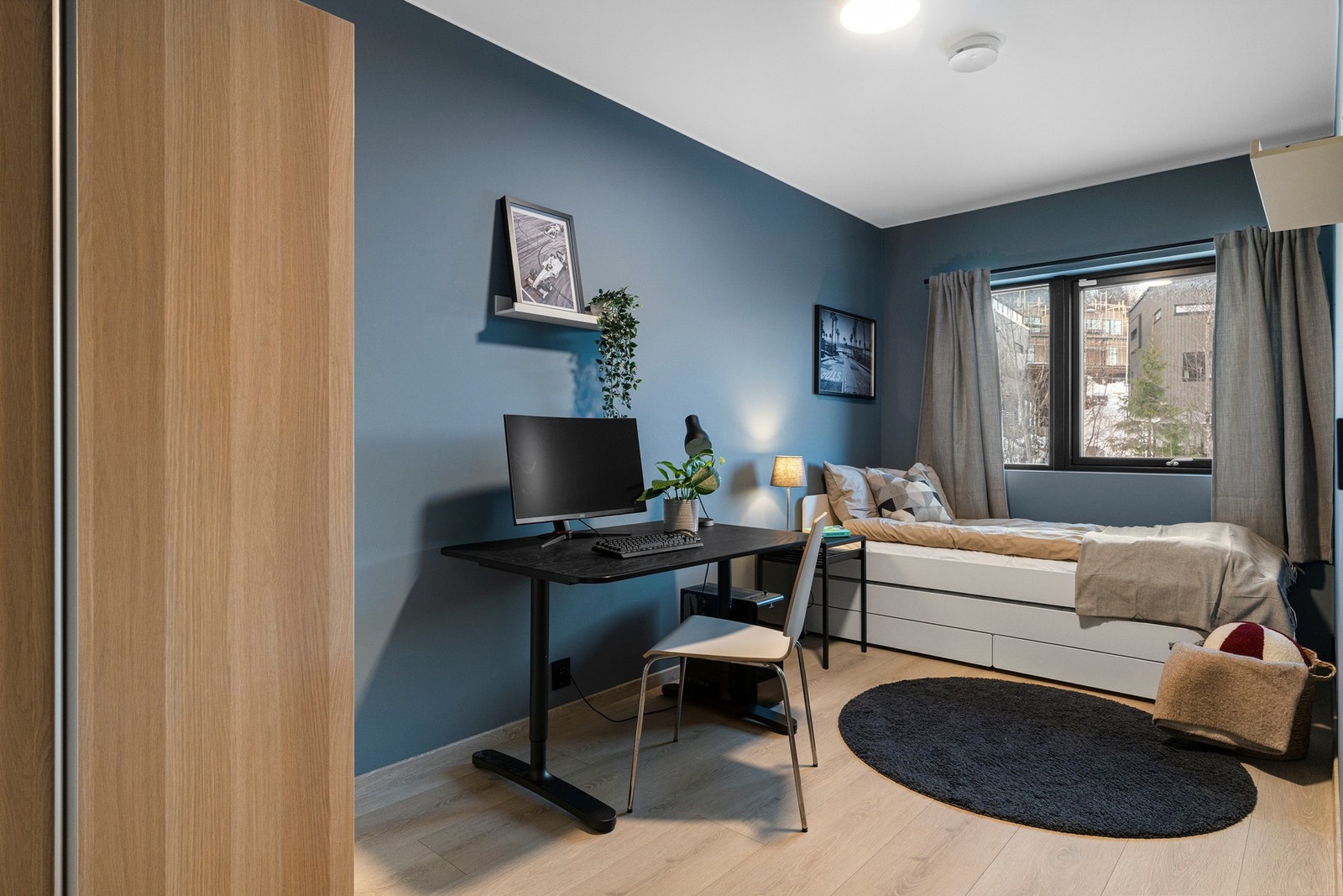 Soverom på 11 kvm vender mot nordvest. Rommet er utstyrt med garderobe. Foto: Vidar Alvik Galleribilde