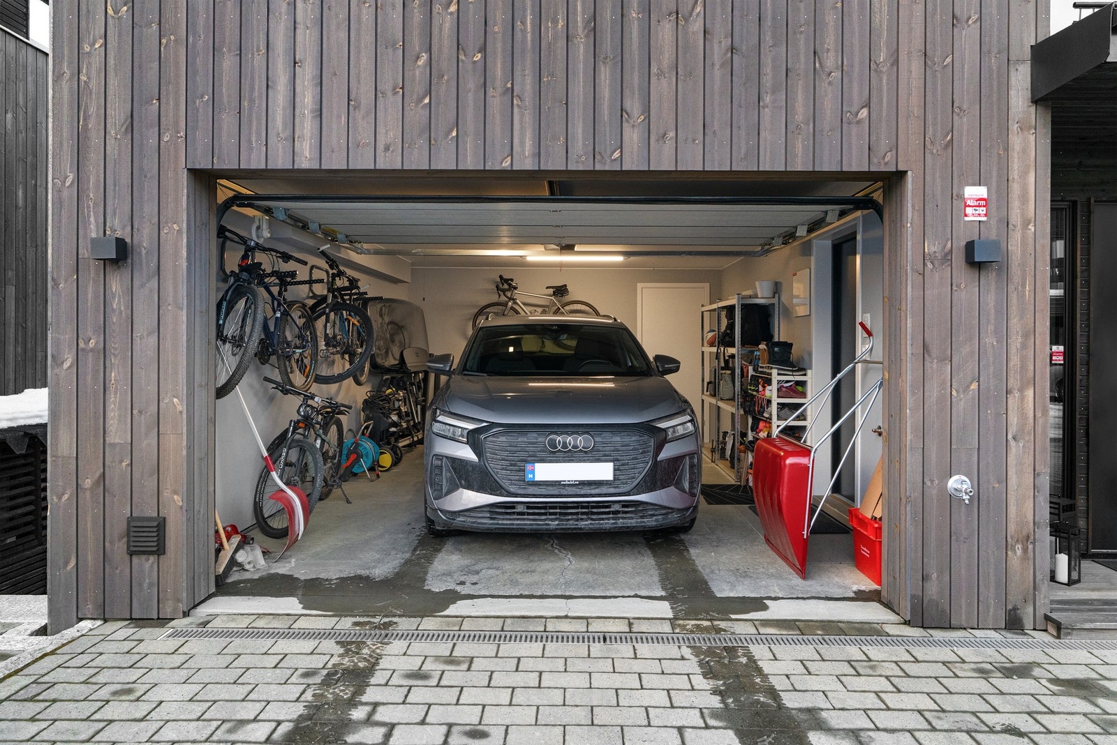 Det er installert 2 elbilladere, en i garasjen og en på veggen utenfor. Kurser for elbilladere er dimensjonert for samtidig bruk, slik at man kan lade to biler. Foto: Vidar Alvik Galleribilde