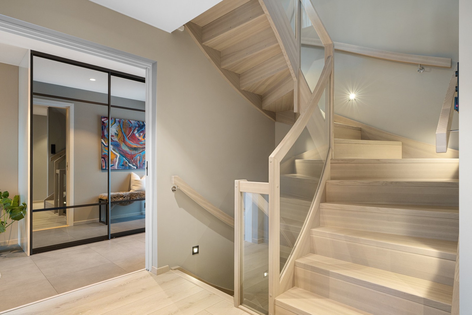 Entreen har stor skyvdørsgarderobe fra Garderobemekka med god lagringsplass for sko og yttertøy. Foto: Vidar Alvik Galleribilde