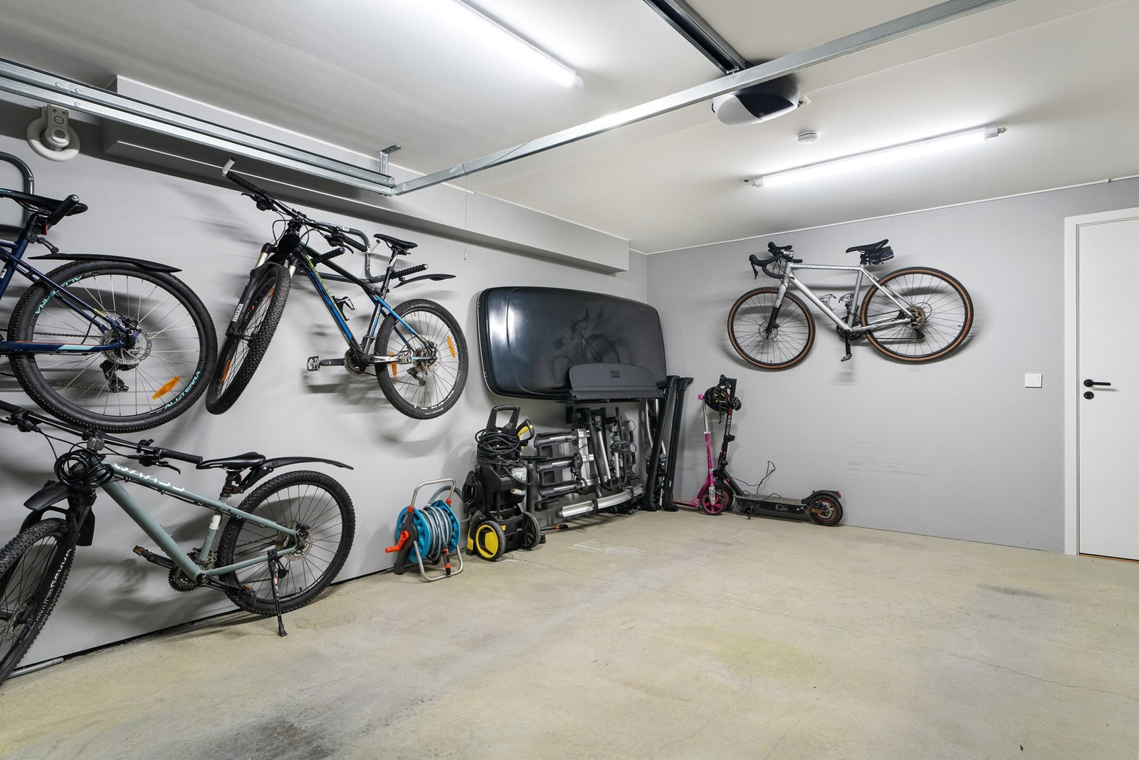 Garasjen er av god størrelse, slik at det er plass for både sykler og bil. Hyller og oppheng medfølger i handelen. I bakkant av garasjen er det også en separat bod. Foto: Vidar Alvik Galleribilde