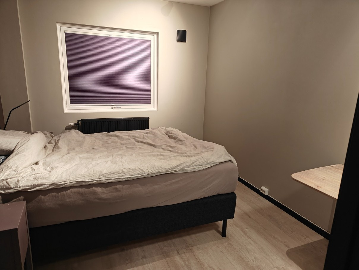 Tilknyttet rommet er det en walk-in garderoberom. Galleribilde