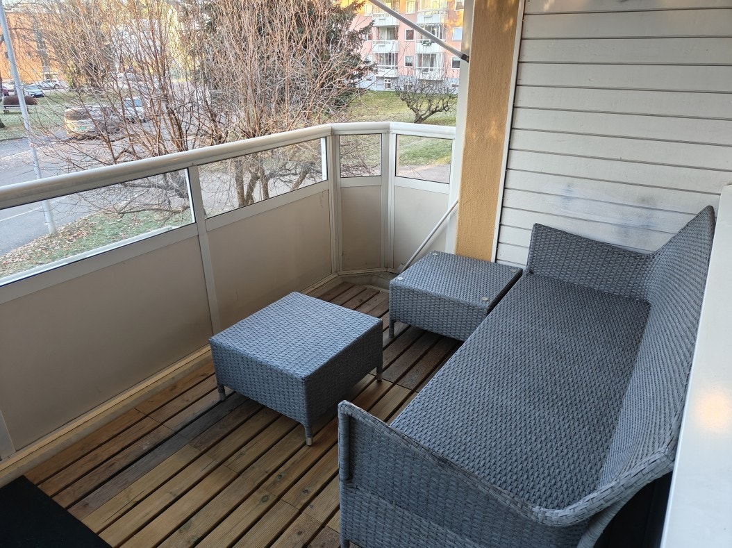 Romslig balkong med plass til utemøbler. Boligen ligger i høy 1.etg med lite innsyn. Galleribilde