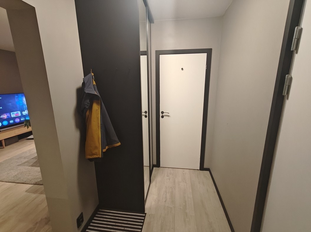 Hyggelig entré med skyvedørsgarderobeskap. Boligen er ledig fra 15.12 Galleribilde