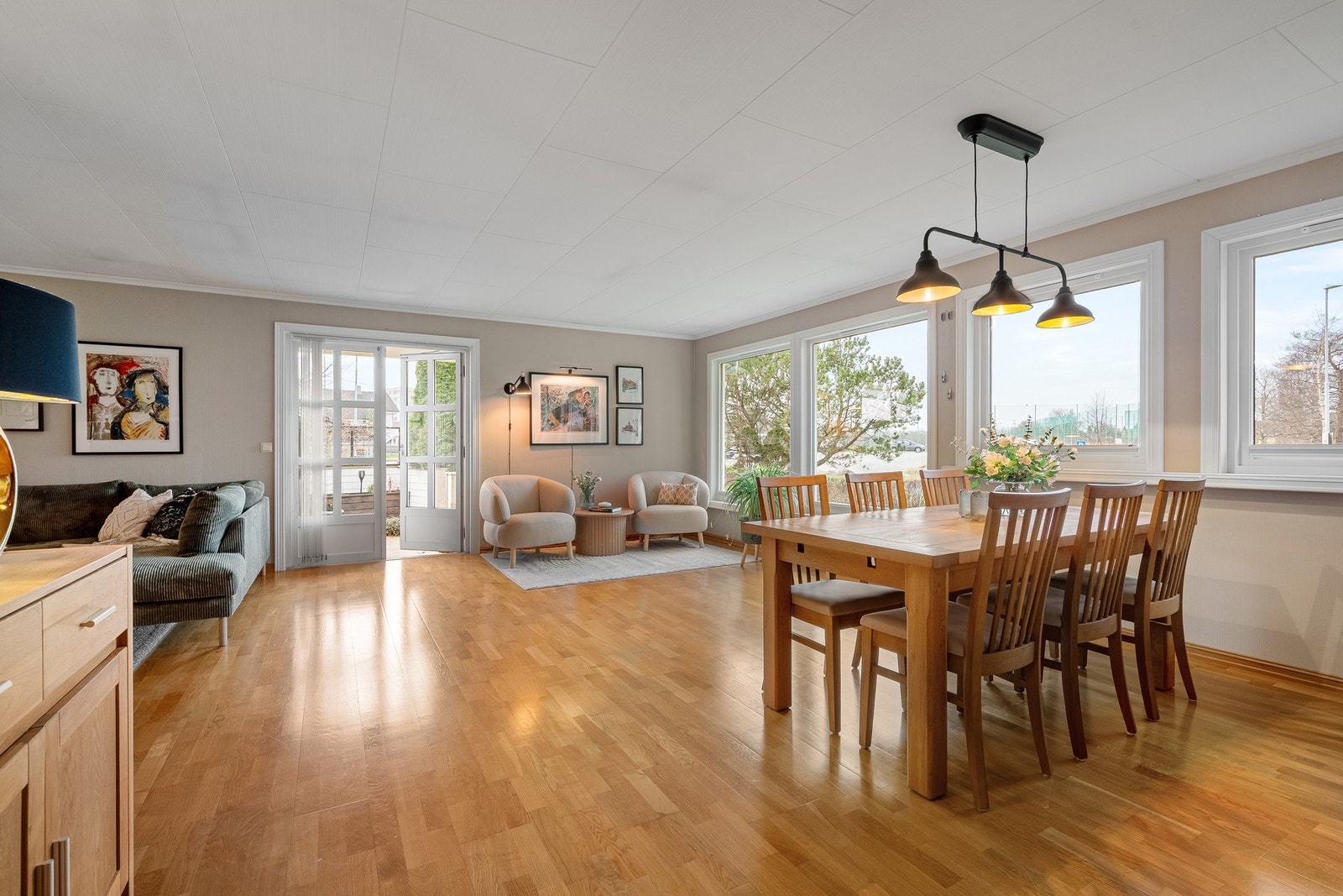 Velkommen til en innholdsrik enebolig med stor solrik tomt og ettertraktet beliggenhet på Stokka/Lassa. Galleribilde