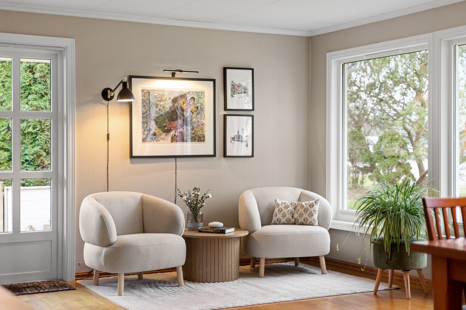 De store vindusflatene sikrer rikelig med naturlig lysinnslipp. Galleribilde