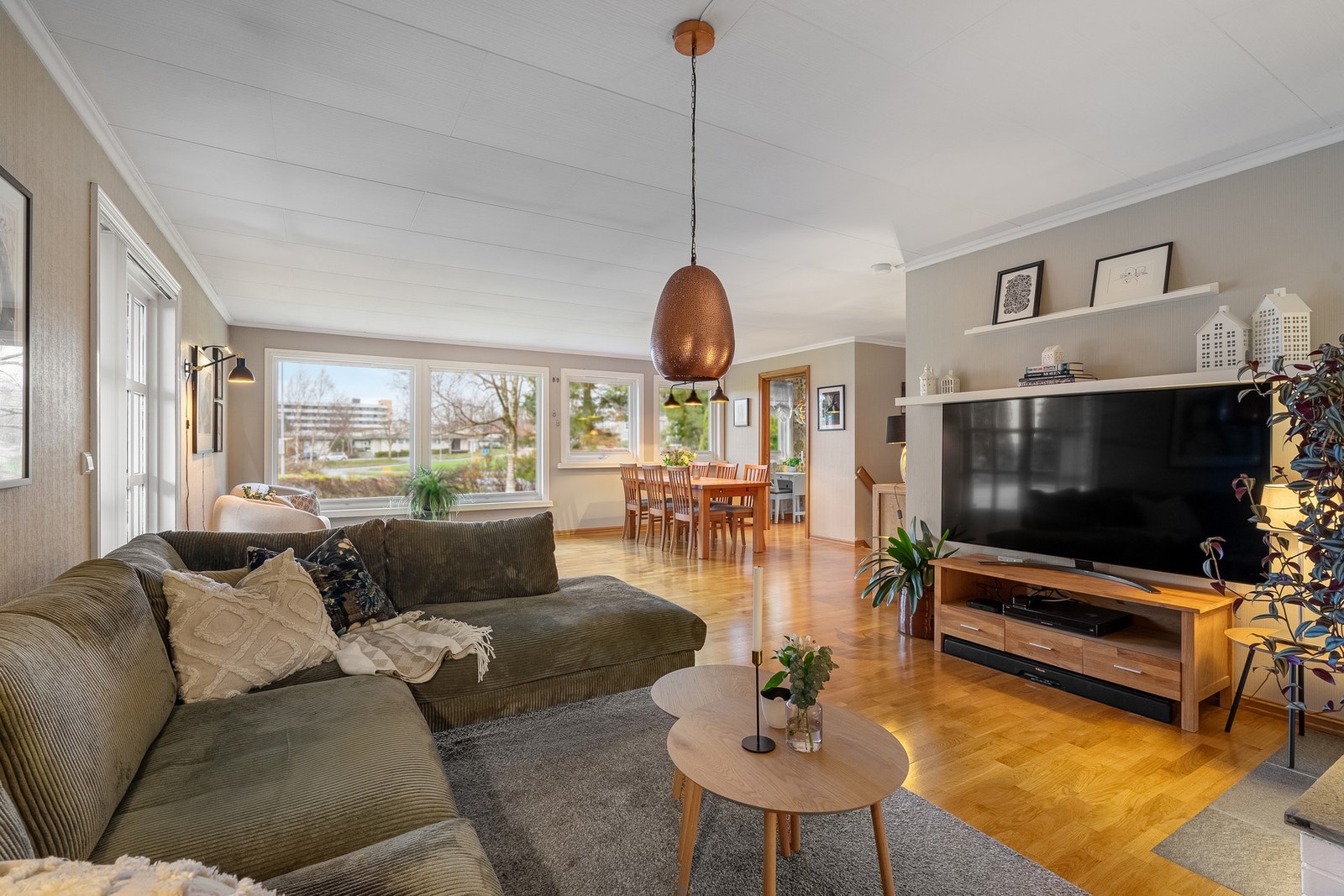 De ulike sonene i stuen bidrar til en luftig og sosial atmosfære. Galleribilde