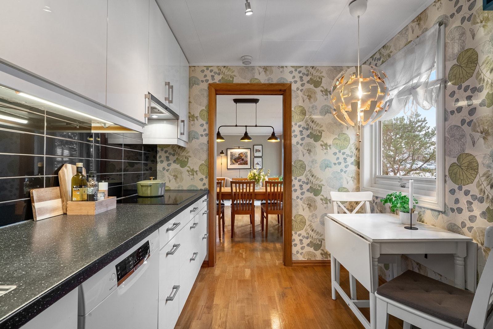 Stilrent kjøkken med god skap- og benkeplass. Galleribilde