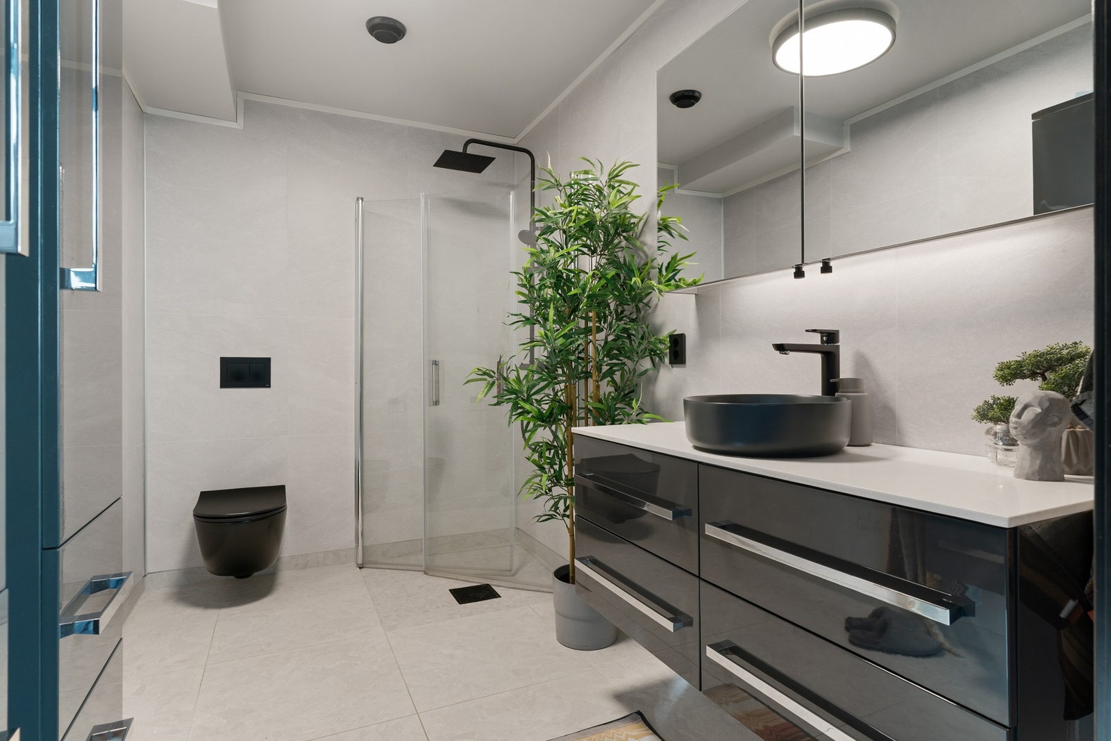 Badet i første etasjen ligger i direkte tilknytning til entréen, og måler ca. 5,5 kvm. 60x60 fliser og varmekabler i gulv. Galleribilde