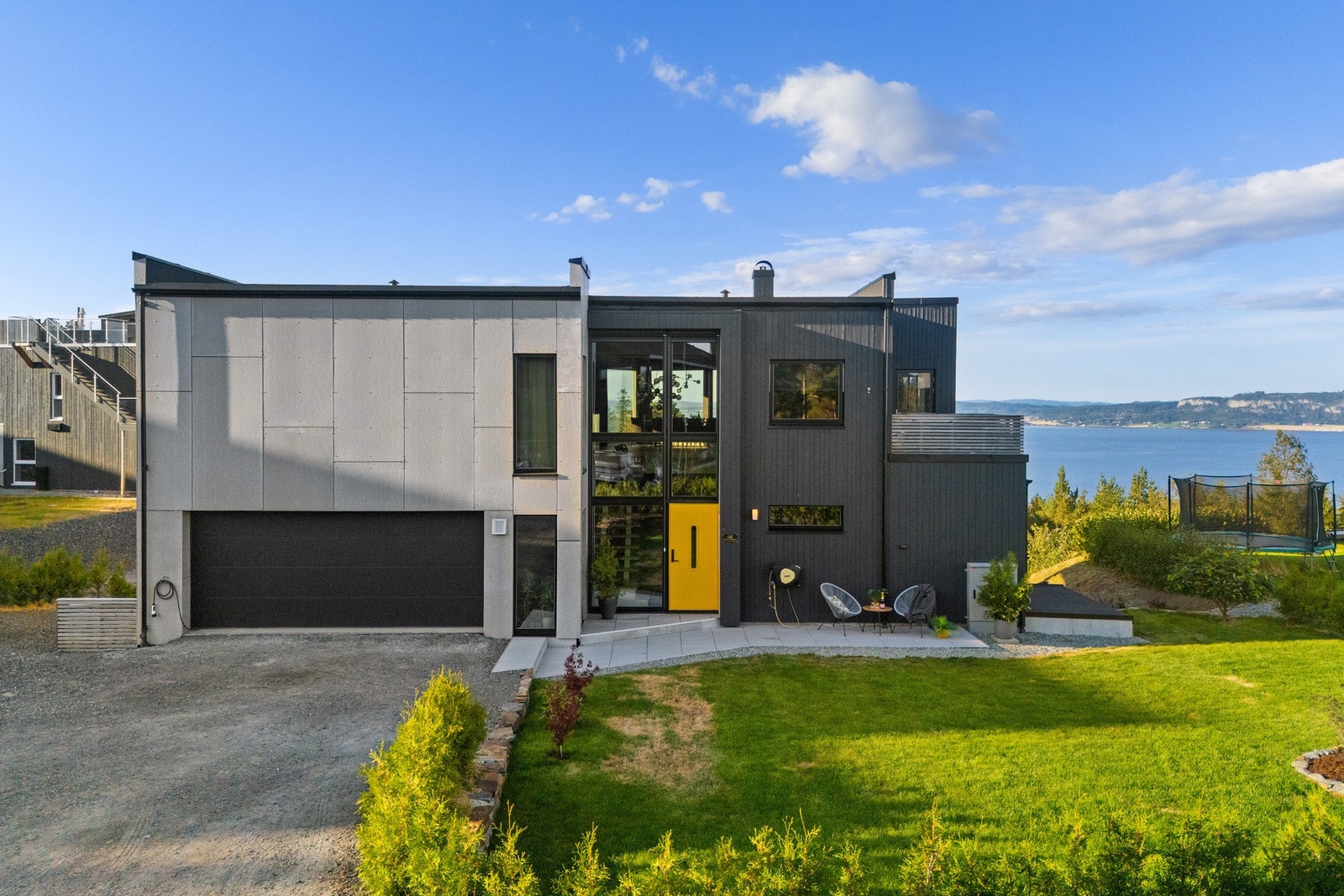 Stor og flott integrert dobbelgarasje på ca. 43 kvm. Det er i tillegg en romslig oppstillingsplass på utsiden. Galleribilde