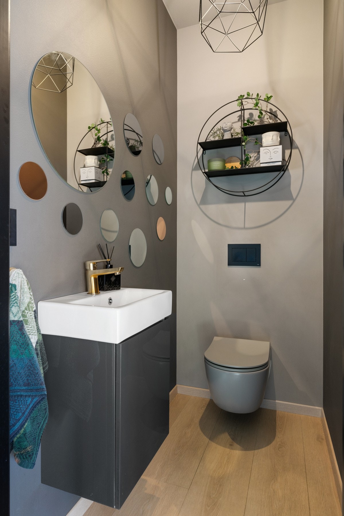 Eget toalettrom i gang mellom stue og soverommet, måler ca. 2 kvm. Galleribilde