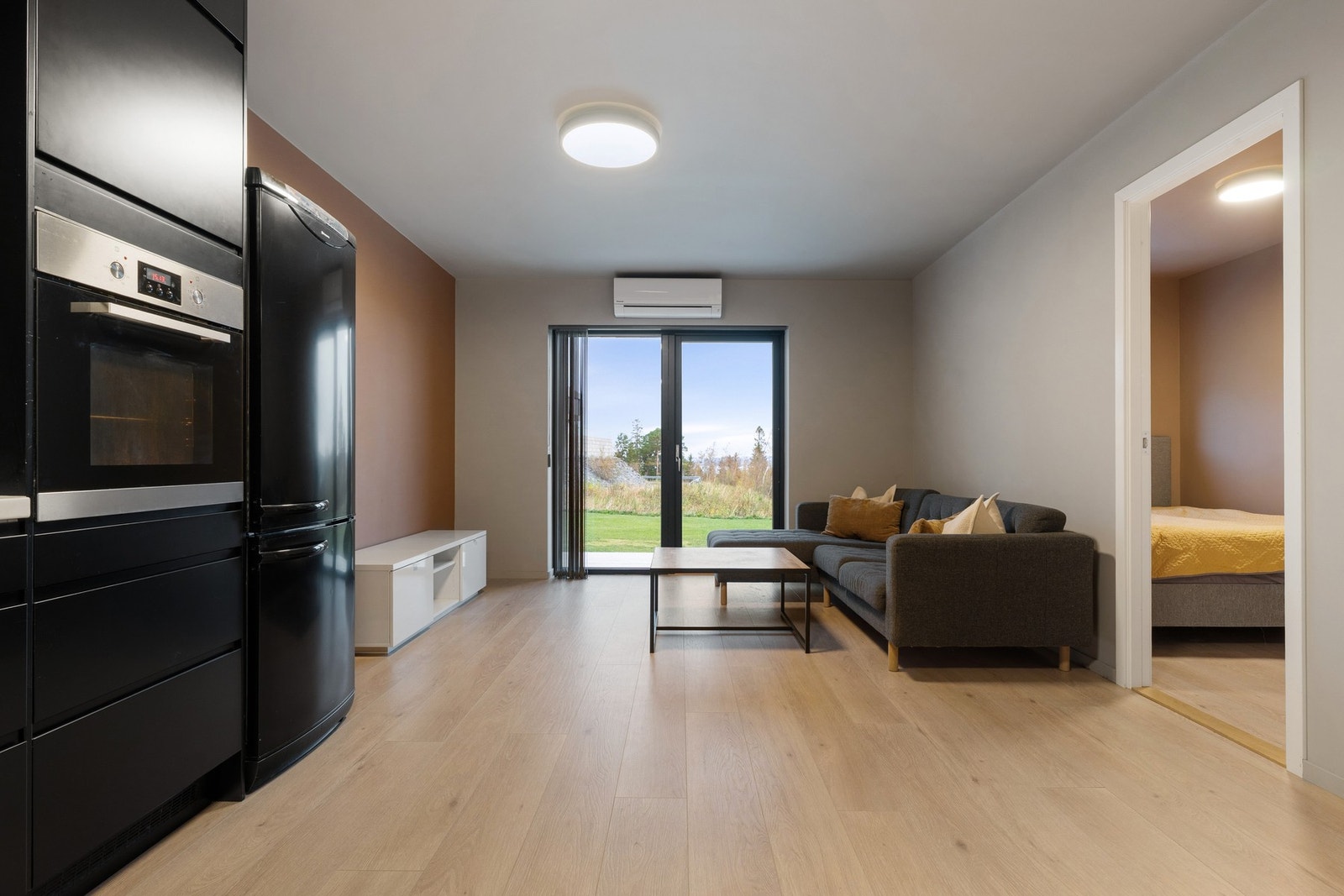 Utleiedel 2 i sokkeletasjen har et stue/kjøkkenareal på ca. 25,5 kvm, og innehar ett romslig soverom, og et flott bad. Galleribilde