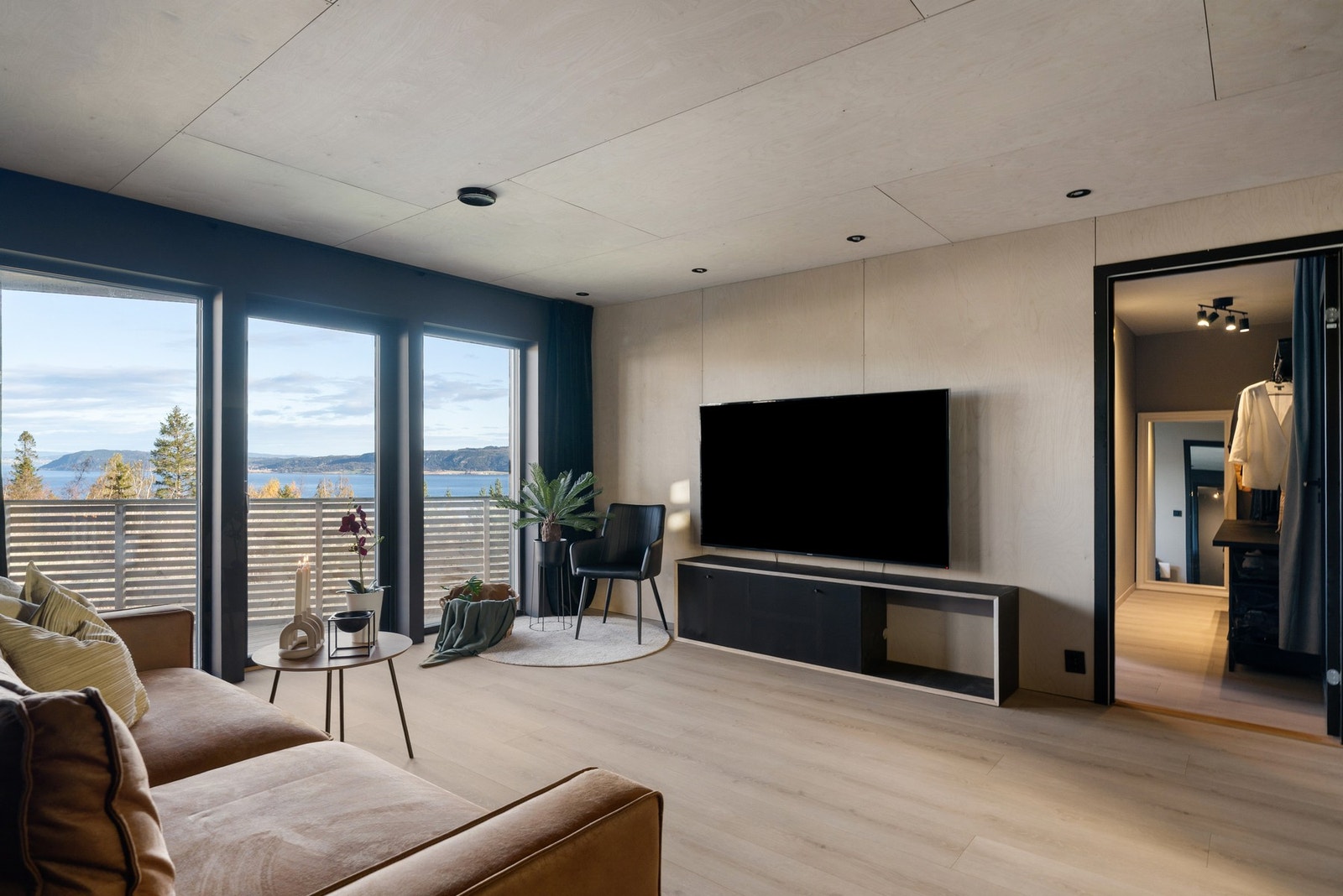 Praktisk og tilbaketrukken TV-stue i 1. etasje. Fungerer som bindeleddet mellom inngangspartiet og soverommene i etasjen. Galleribilde