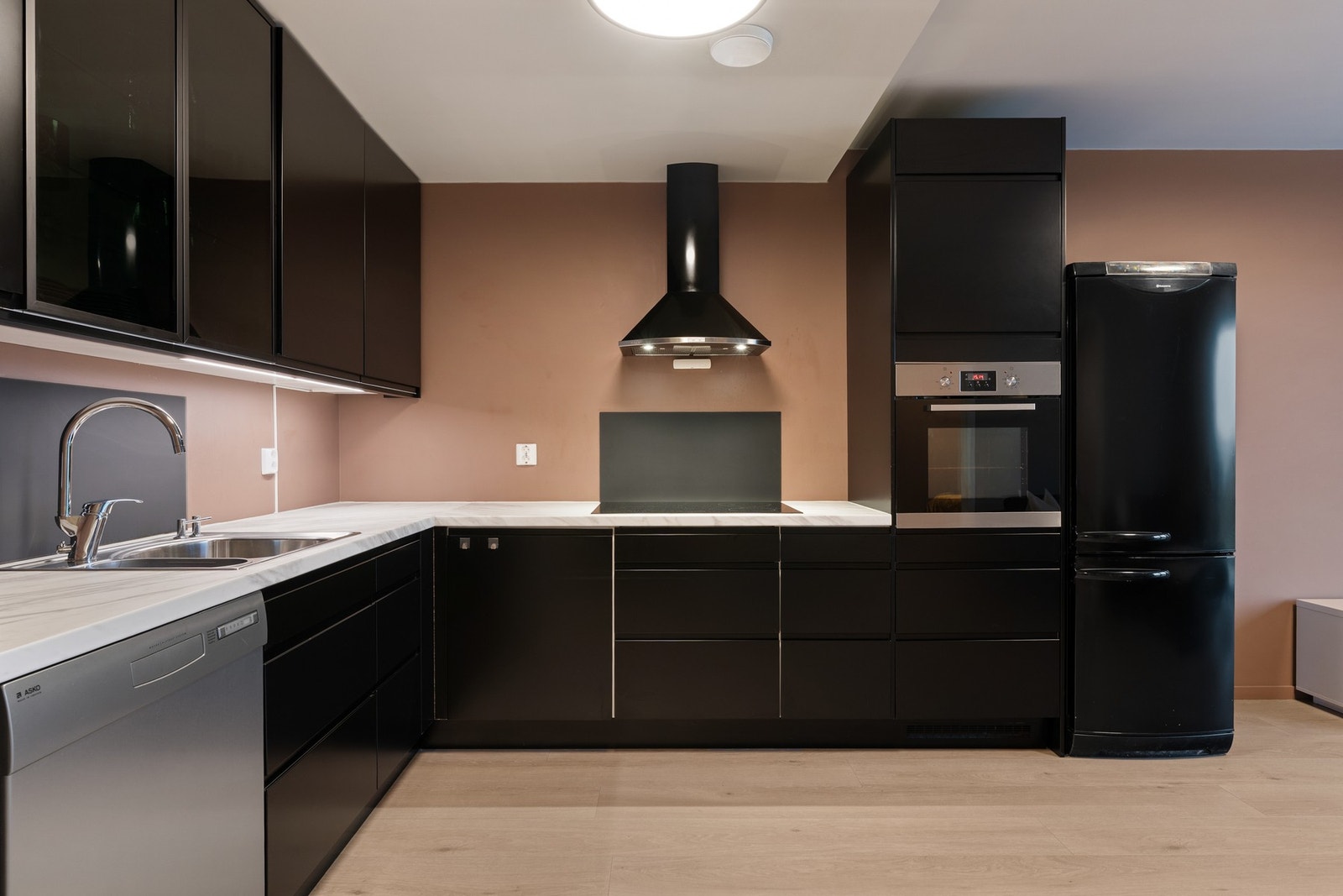 Stort og flott kjøkken med lekre detaljer. Takstmann har gitt kjøkkenet TG-1 på samtlige punkter. Galleribilde