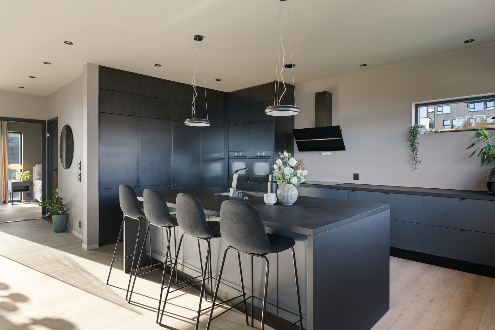 Kjøkkenet innehar bla. 2 stk. Bosch AccentLine kombi stekeovn og mikro, integrert Bosch oppvaskmaskin med flere smartprogram, samt. en ekstra bred induksjonstopp. Armaturet er levert av kvalitetsmerket Teka. Galleribilde