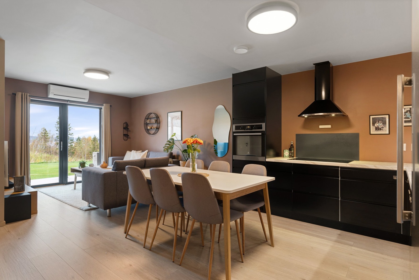 Sokkeletasjen består av to hybler som leies ut for hhv. 15 000,- og 11 000,- /mnd. Galleribilde