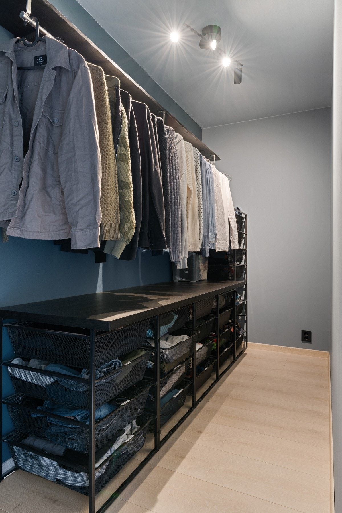 Takspottene, utebelysningen og lysbrytere kan styres via app, noe som gir en behagelig hverdag. Galleribilde