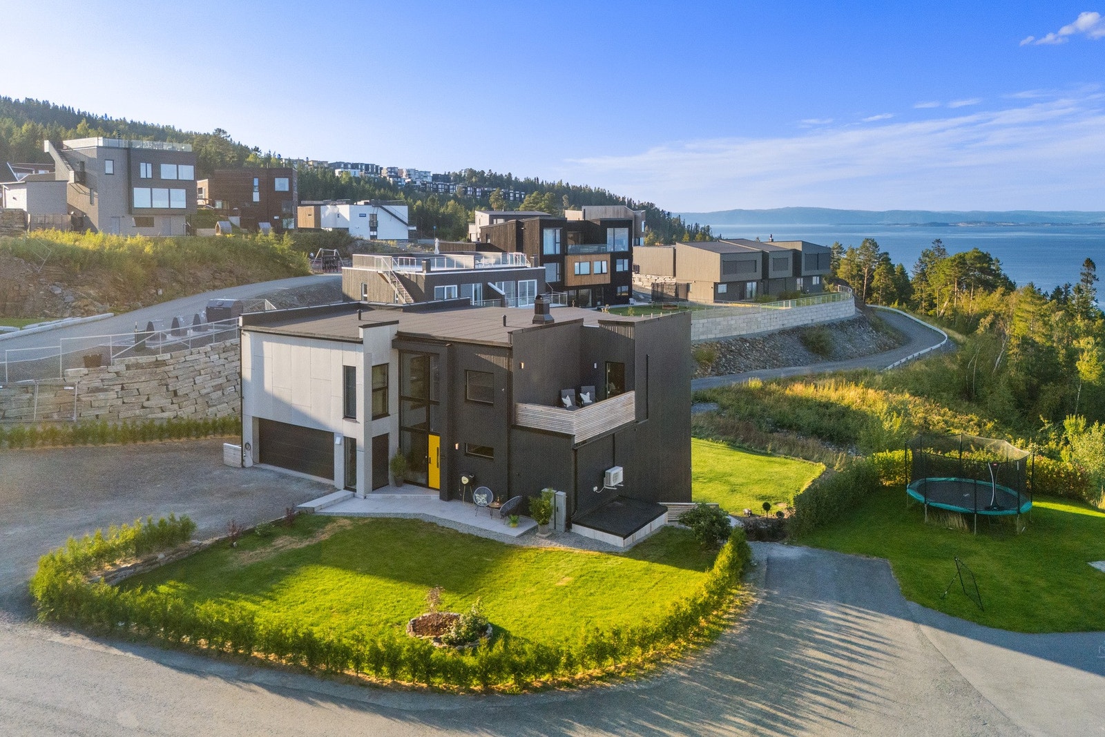 Tomten er på 716 kvm, og har flere store hageflekker rundt huset, som gjør det enkelt å forflytte seg etter sola. Galleribilde