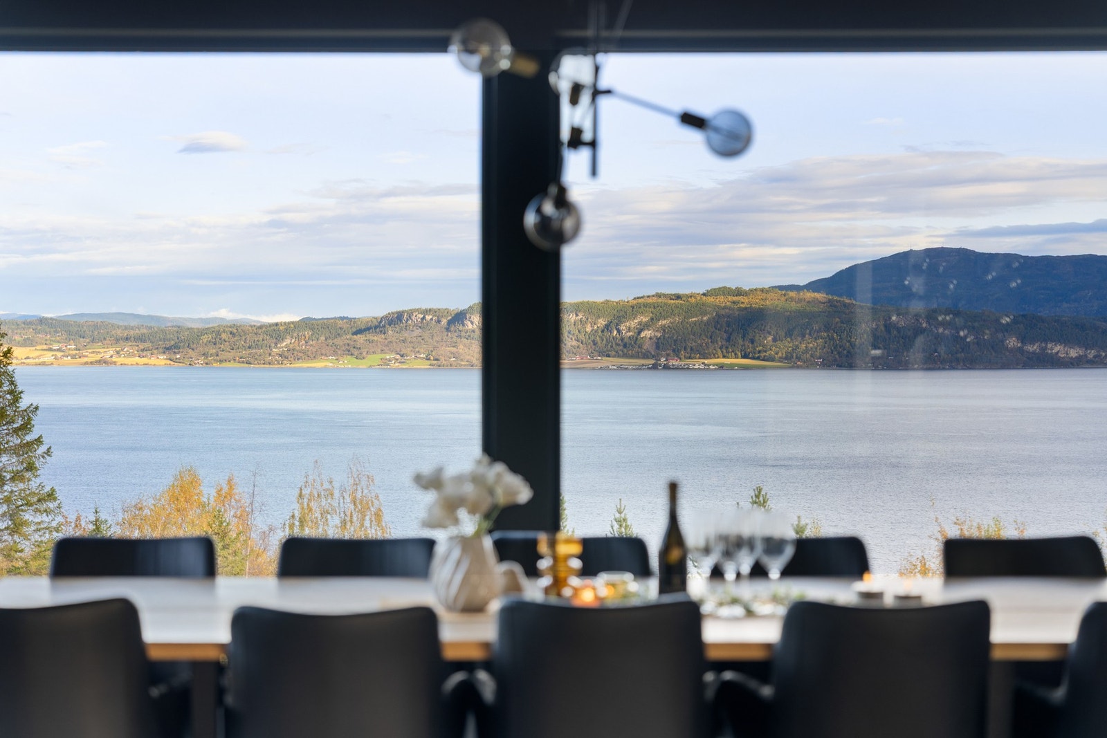 Fra det plassbygde spisebordet kan du nyte store deler av Trondheimsfjorden, samt. Skatval og Forbordsfjellene mot nord. Galleribilde