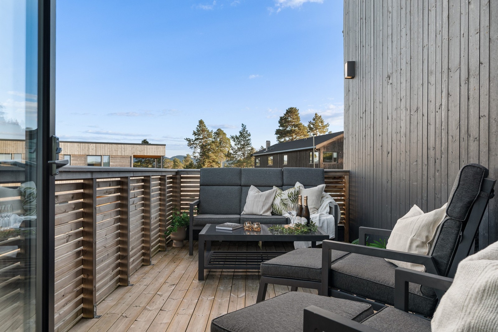 Lun og trivelig formiddagsveranda mot sørøst, der du kan nyte morgenkaffen eller lunsjen i solsteiken frem til kl. 15 på sommerstid. Galleribilde