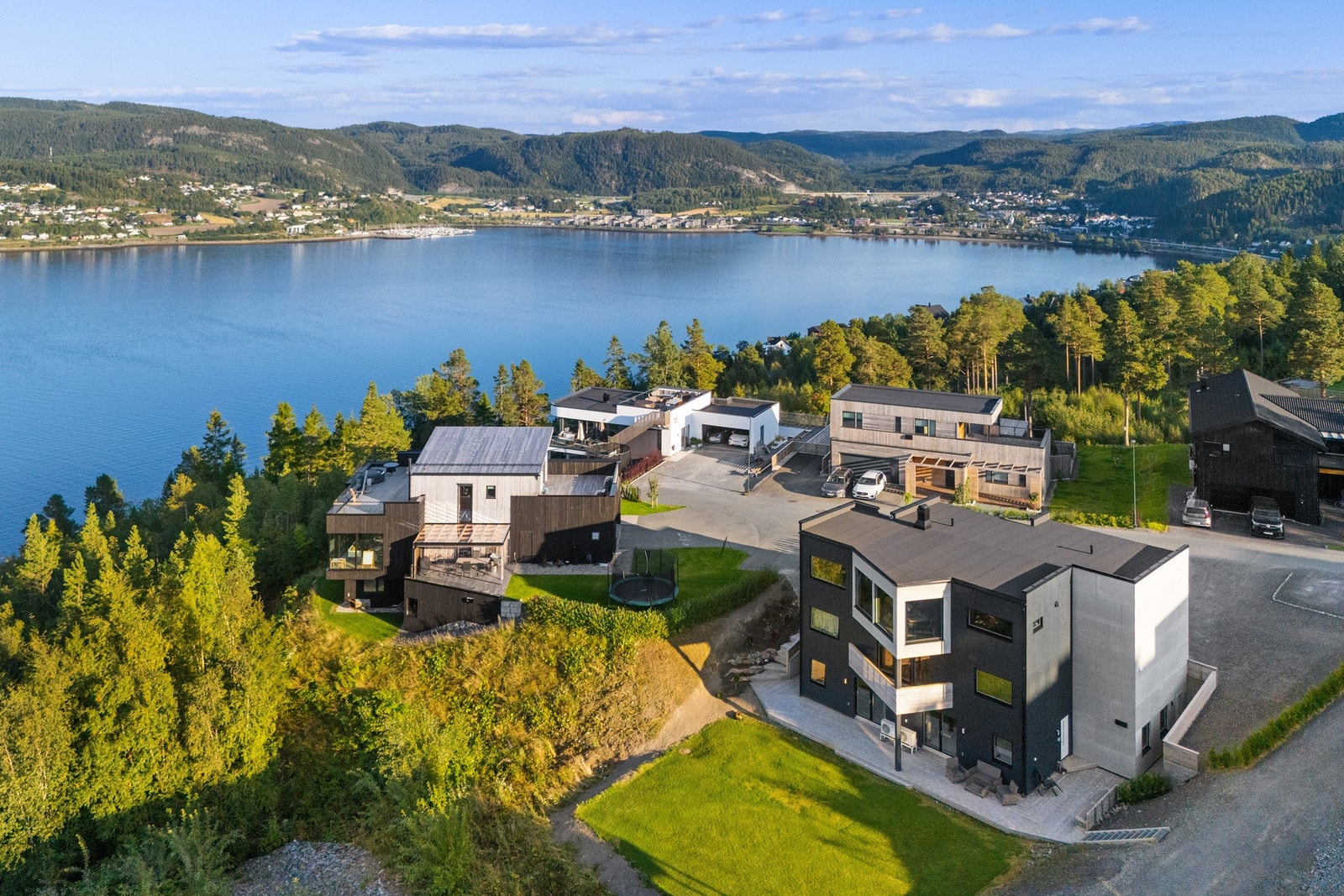 Boligen byr på hele 397 kvm fordelt på tre etasjer, med fire soverom og to stuer, samt. to utleiedeler på 26 000,- /mnd. Galleribilde