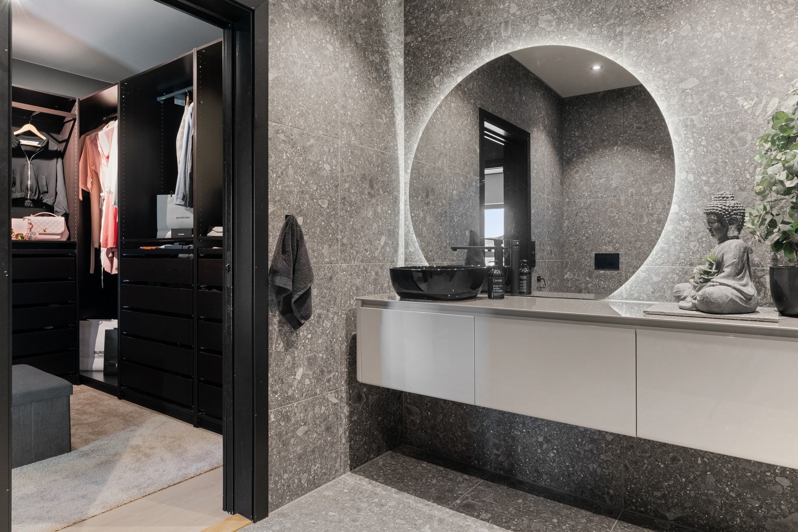 Delikat baderom med varmekabler i gulv, fliser fra Lombardia, og innredning fra BadNor. Galleribilde