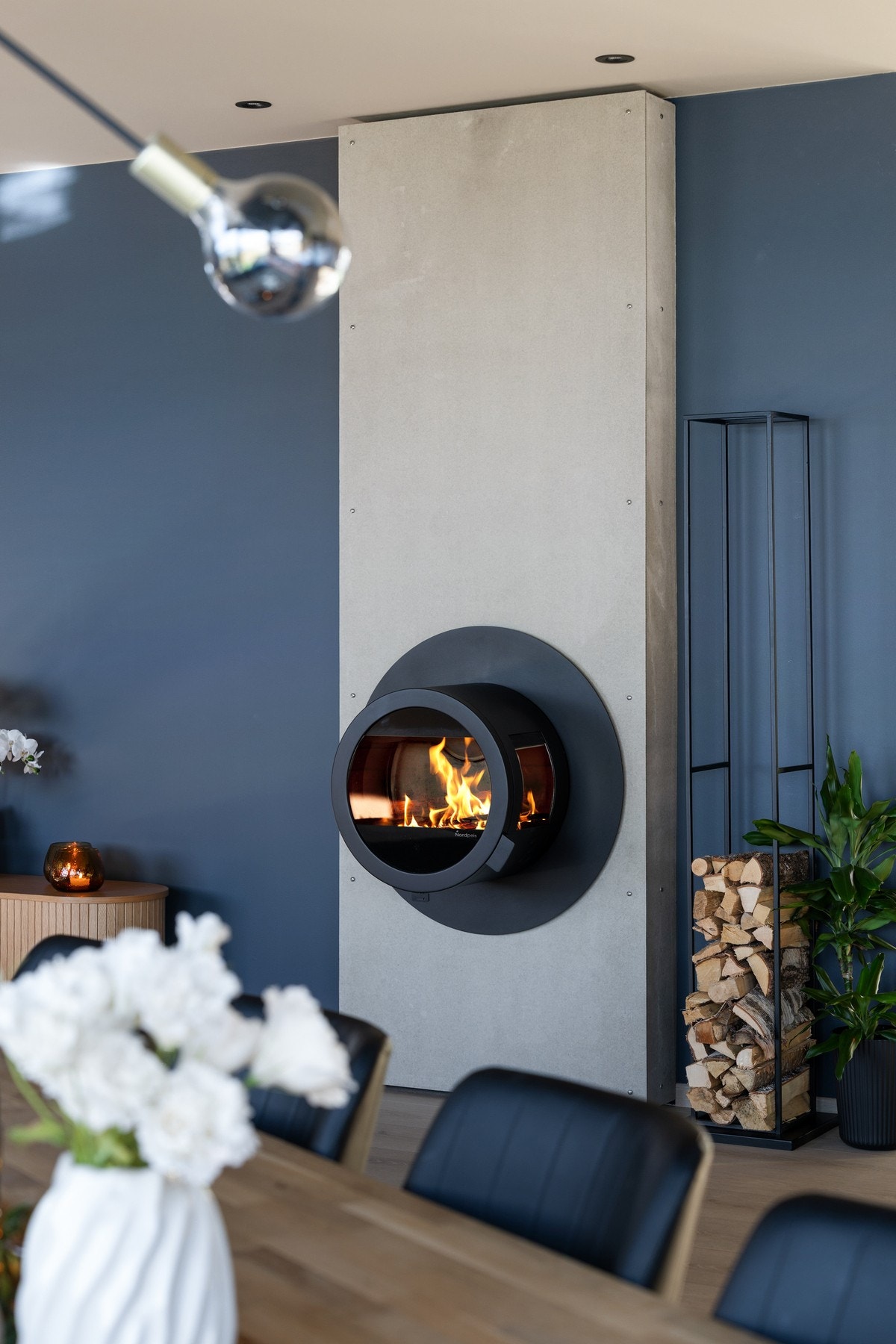 Etasjen varmes behagelig og effektivt opp av peisen i sentrum av rommet. Peisen er flaggskipet til kvalitetsleverandøren Norpeis, med modellen ME Wall Designpeis. Galleribilde
