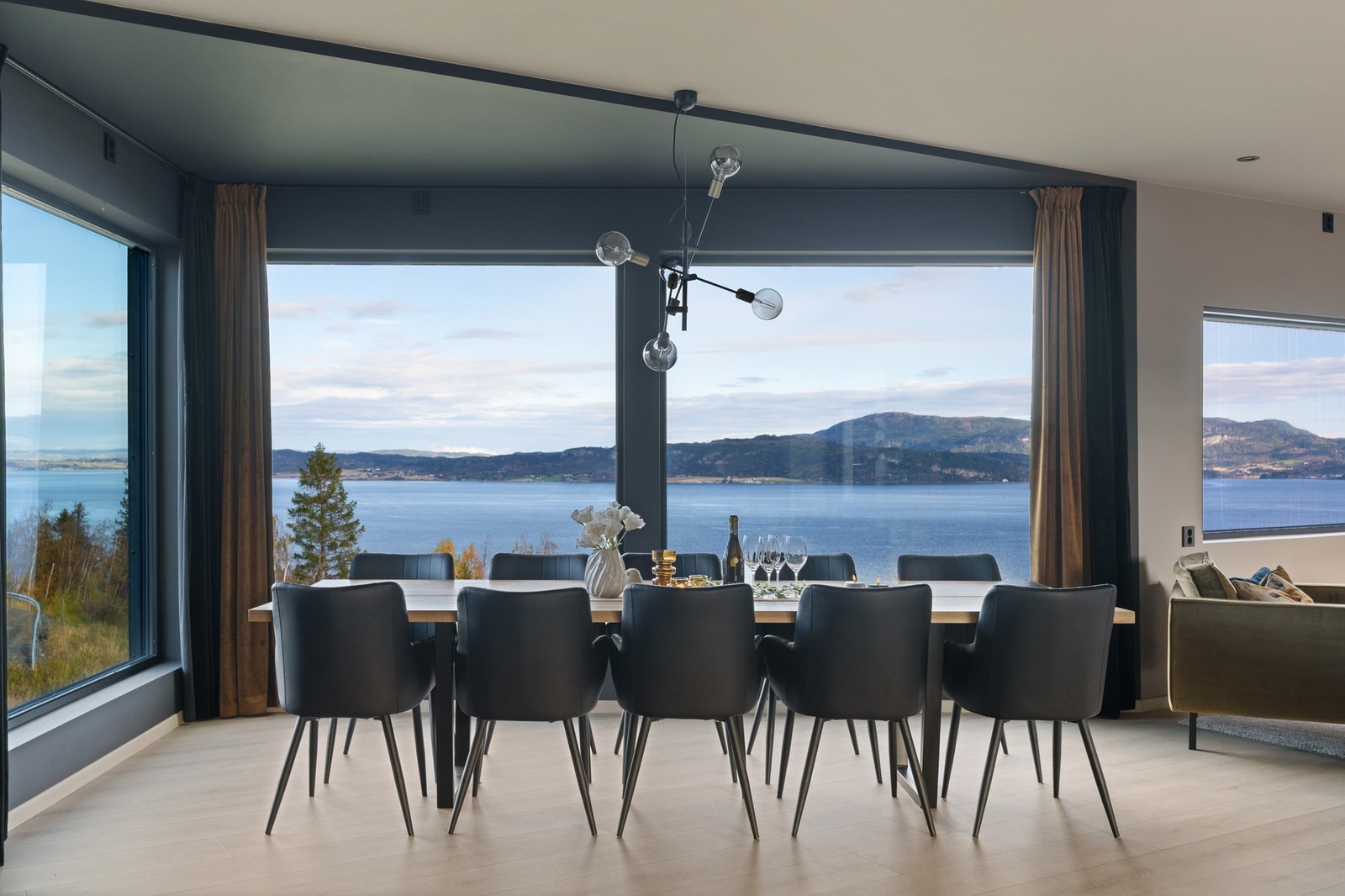 Boligens 2. etasje prydes av store vindusflater som gir godt med lysinnslipp og flotte utsiktsforhold mot nord. Galleribilde