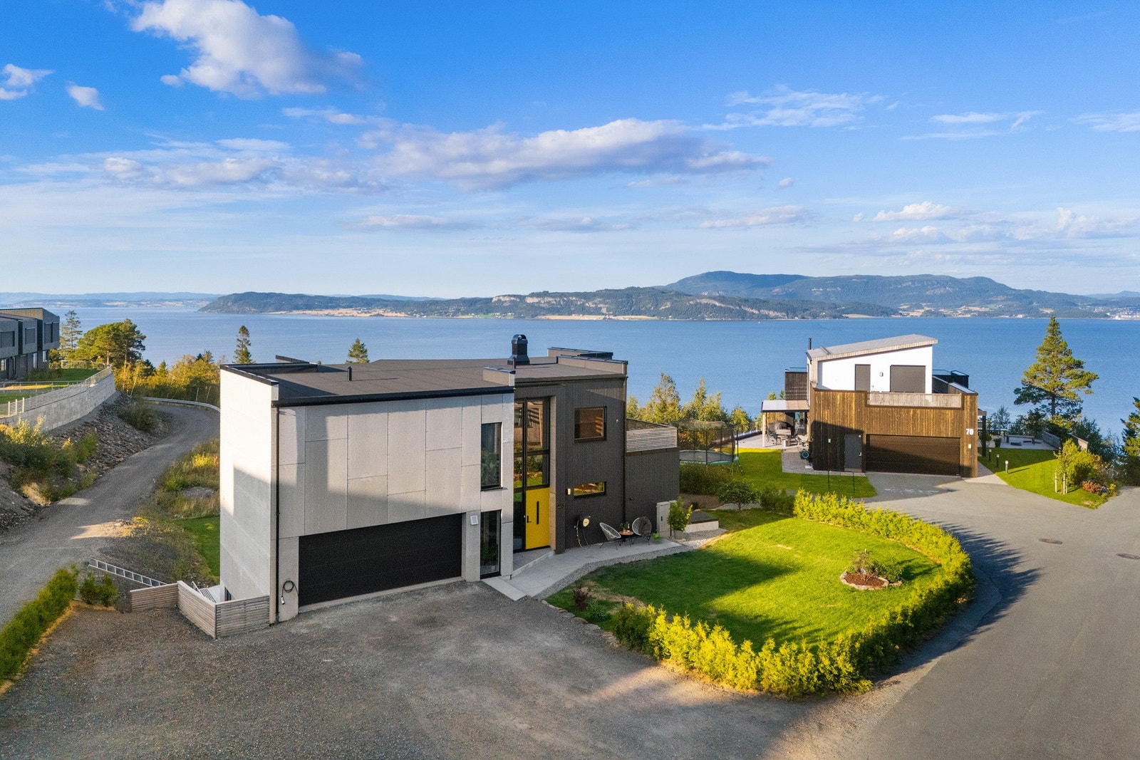 Tomten er pent omkranset av et flott opparbeidet hageareal, med gode hageflater, en flott hekk, samt naturskjønne omgivelser. Galleribilde