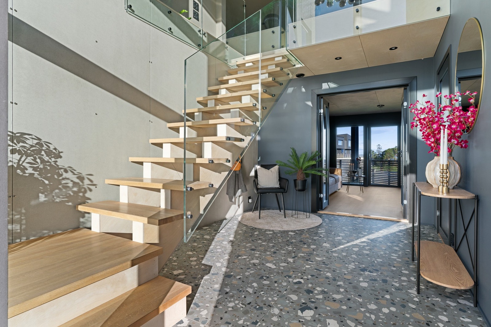 Flott flislagt inngangsparti med god takhøyde og varmekabler i gulv. Fliser er i 120x120 størrelse, fra leverandøren Sant'Agostino Deconcrete. Galleribilde