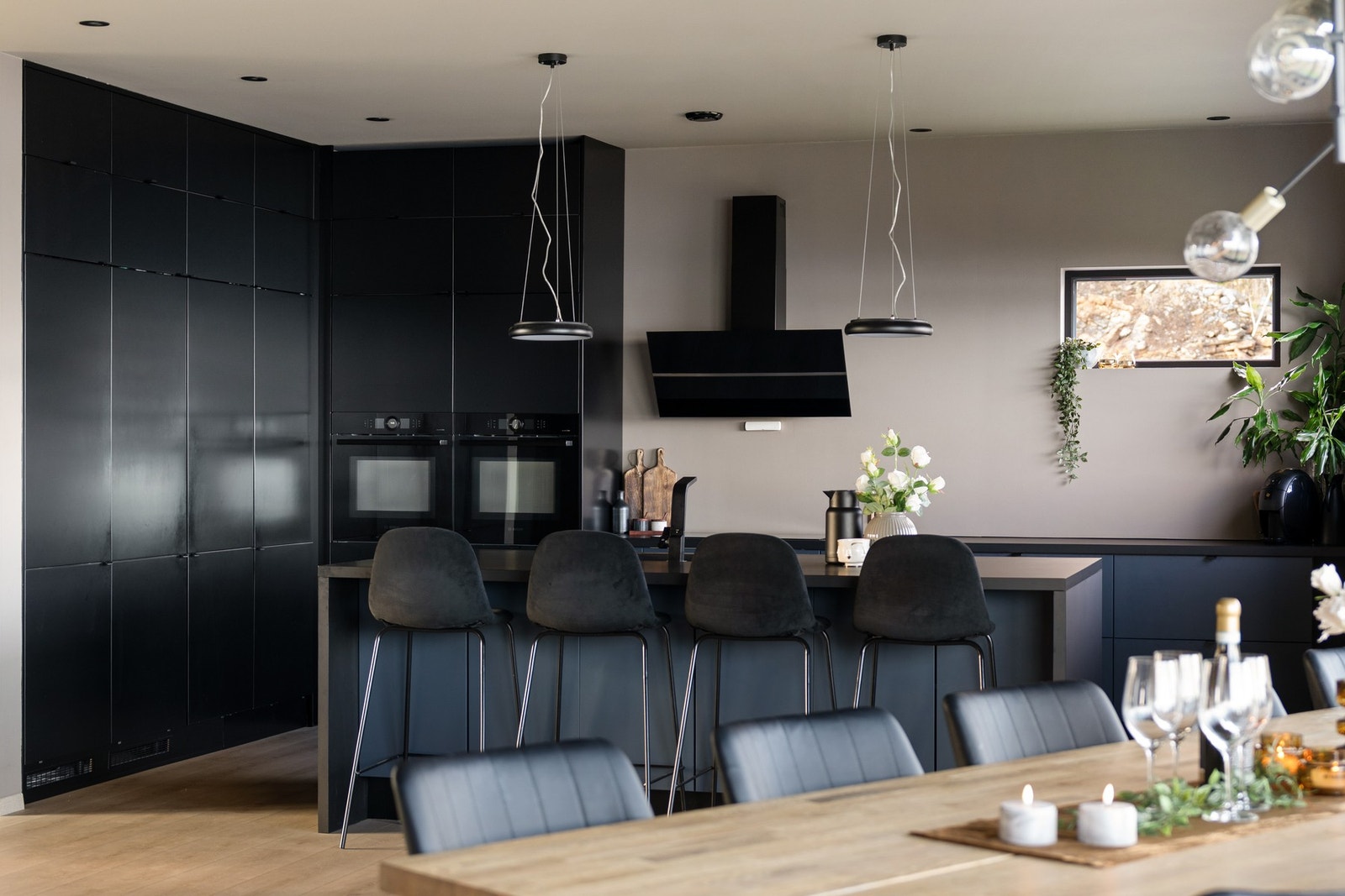 Kjøkkenøya følger det eksklusive preget i boligen, og gir ekstra arbeids- og lagringsrom. Galleribilde