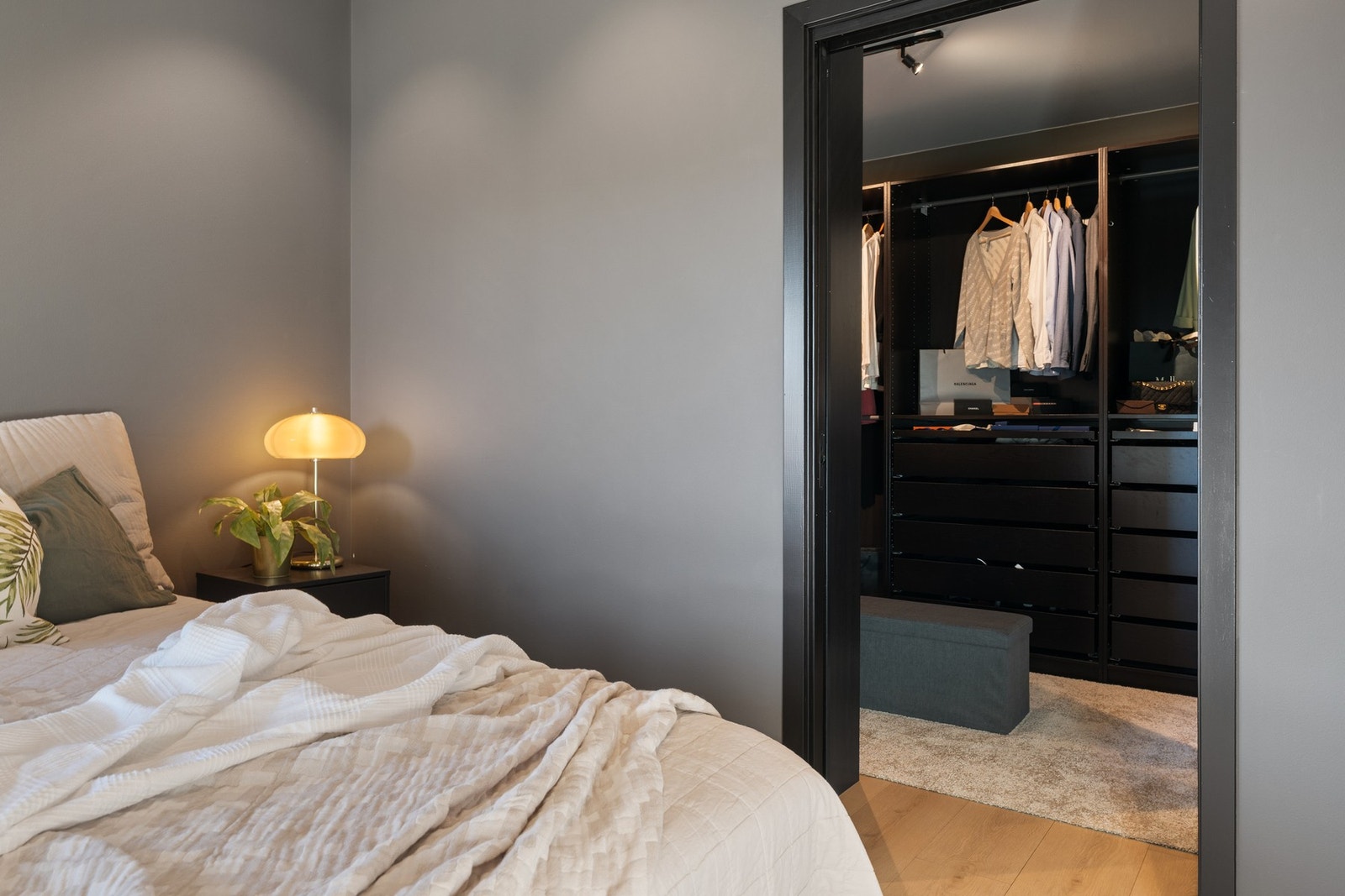 Walk-in i tilknytning soverommet måler ca. 9 kvm, og er av Pax-serien til IKEA. Galleribilde