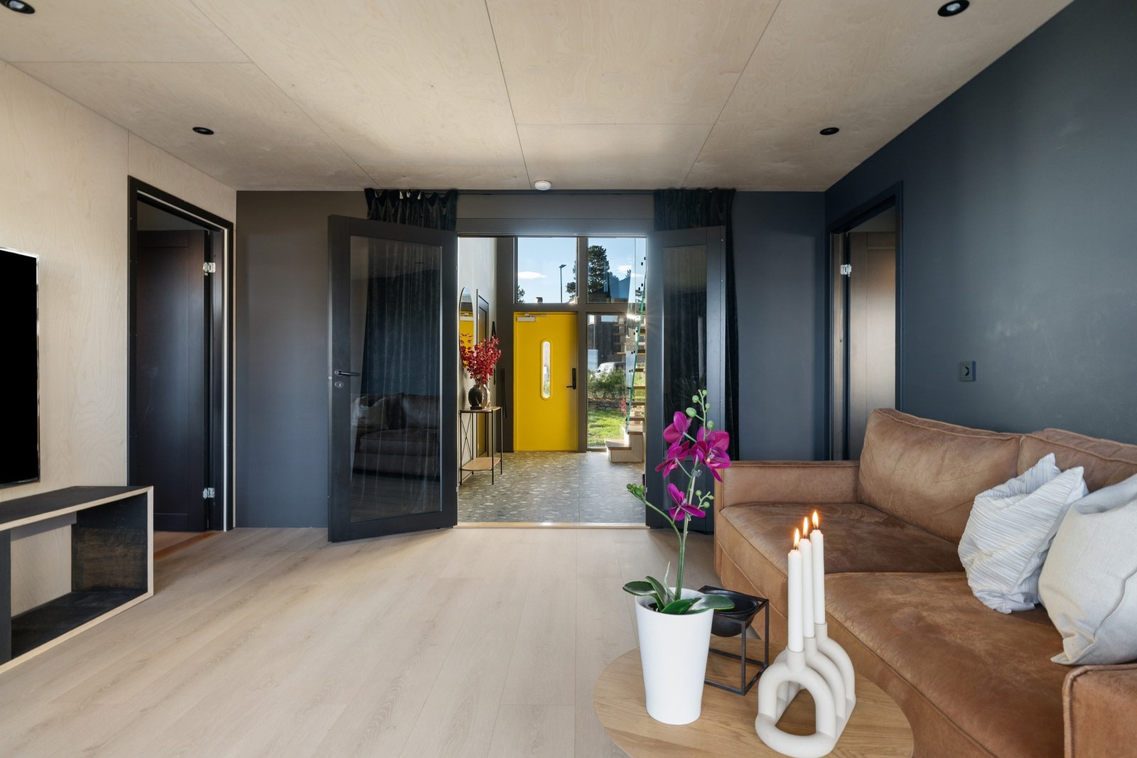 Innbydende entré med lekre detaljer og store vindusflater. Gir et godt gjennomlys i etasjen. Galleribilde