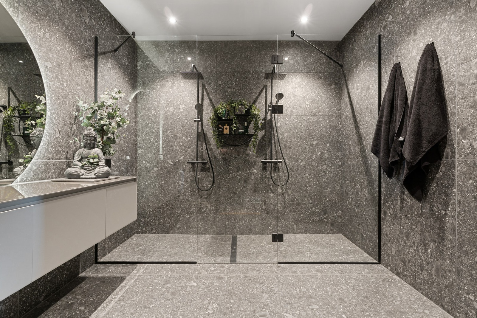 Romslig dobbel regnfallsdusj, med flott finish i sort utførelse. Måltilpasset fullglassvegger. Galleribilde