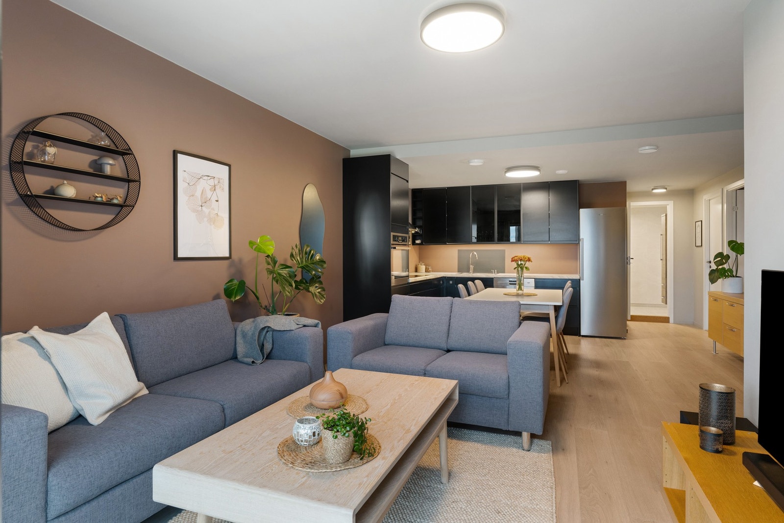 Den største utleiedelen har et stue/kjøkkenareal på ca. 34,5 kvm. For øvrig har den tre romslige soverom, to boder og et romslig bad. Galleribilde