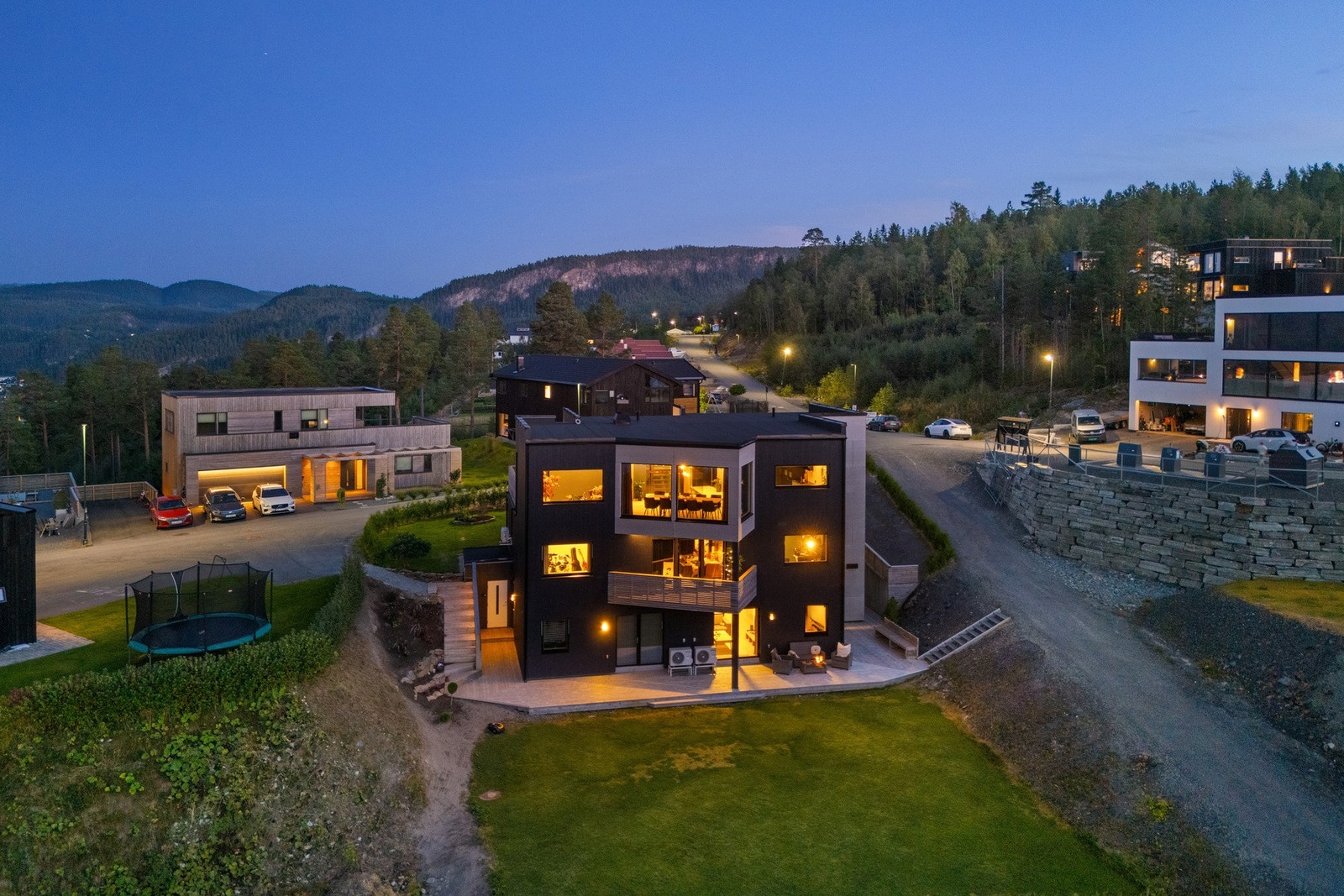 Boligen egner seg ypperlig til barnefamilier, med svært fornuftige avstander både til barnehager, nærbutikker og skoler. Sveberg Handelspark ligger kun 4 min kjøring fra boligen. Galleribilde