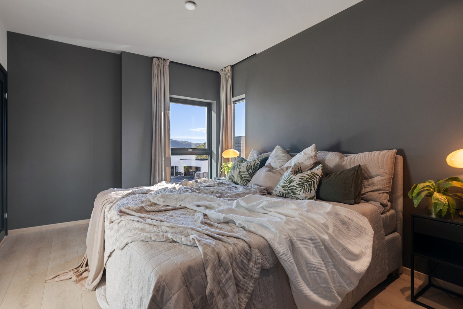 Master suite i 2. etasje på ca. 13,5 kvm, med tilhørende bad og walk-in closet. Her får du virkelig en eksklusiv følelse, som er perfekt for å trekke seg tilbake til. Galleribilde