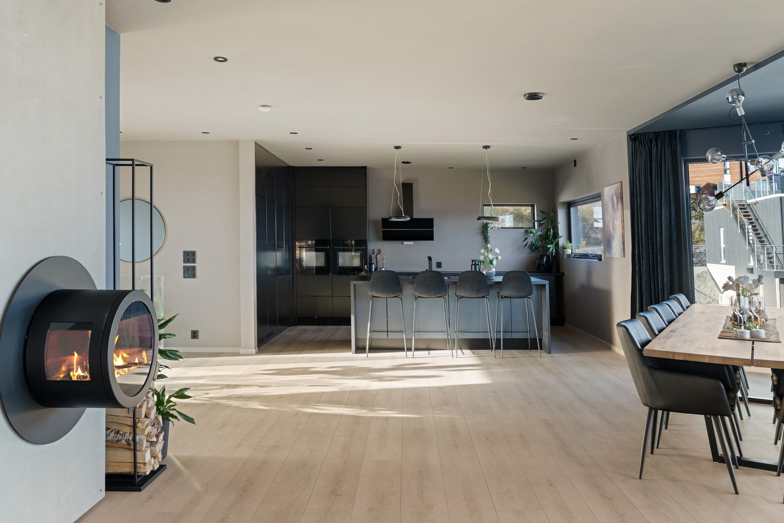 Gjennomgående for alle rom er påkostede kvalitetsgulv. BeryyAlloc Grand Avenue 1-stavs høytrykkslaminat. For øvrig er overflater behandlet med Flügger Flutex Pro, noe som gir en matt finish. Galleribilde