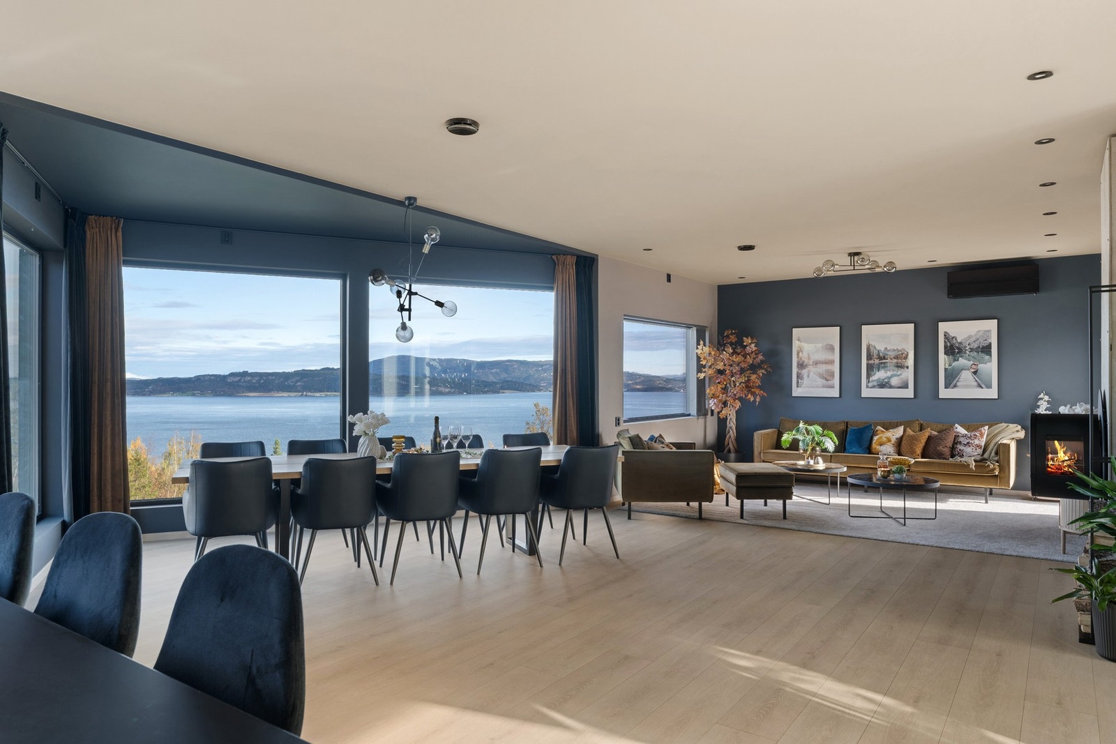 Alle vinduer har selvrensende film, og integrert solskjerming med solfaktor 66. For øvrig styres temperaturen i boligen enkelt via Mitsubishi varmepumpe. Galleribilde