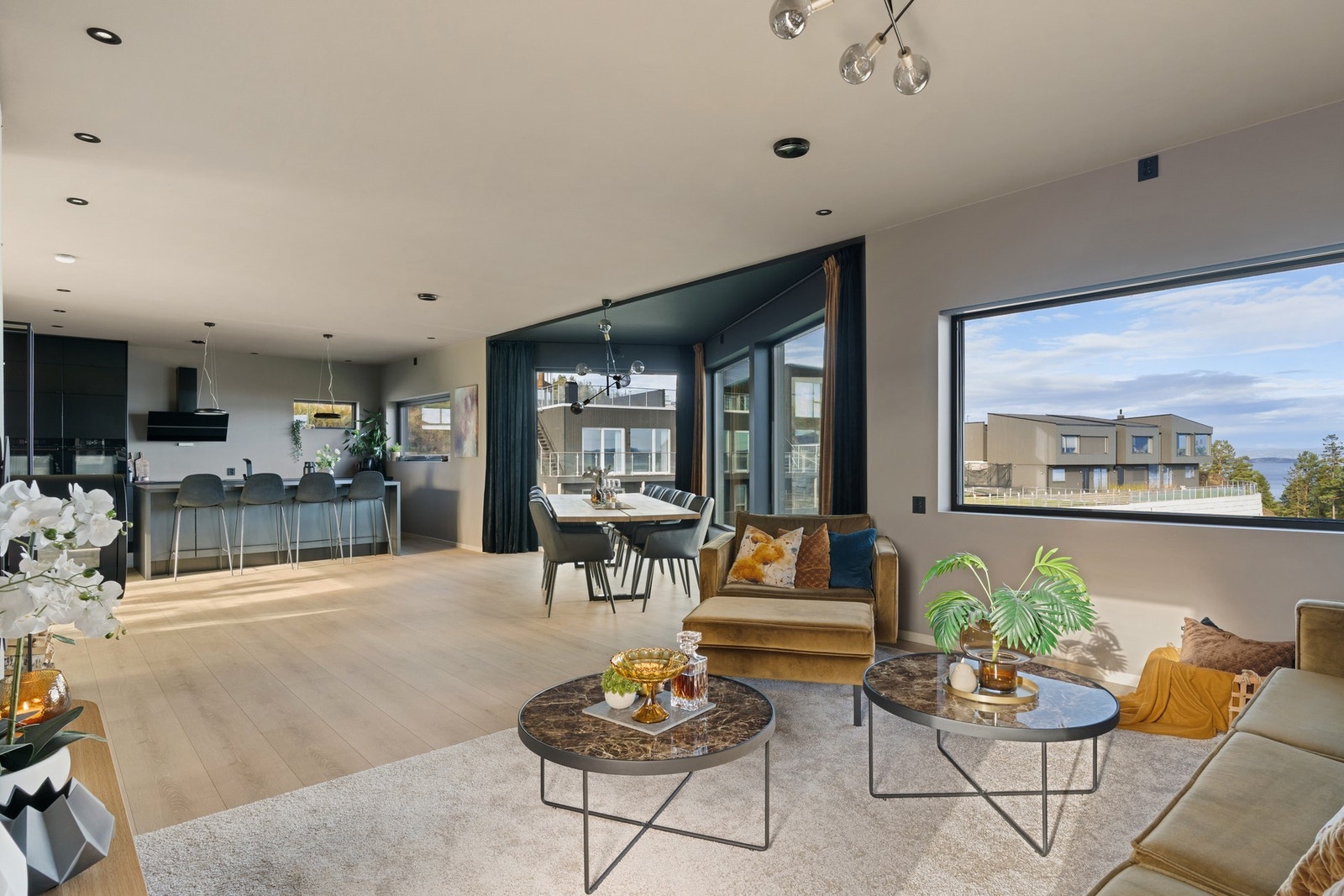 Huset har en unik utforming, som gir en fin planløsning der sonene er naturlig inndelt. Rommet egner seg ypperlig til større forsamlinger av venner / familier. Galleribilde