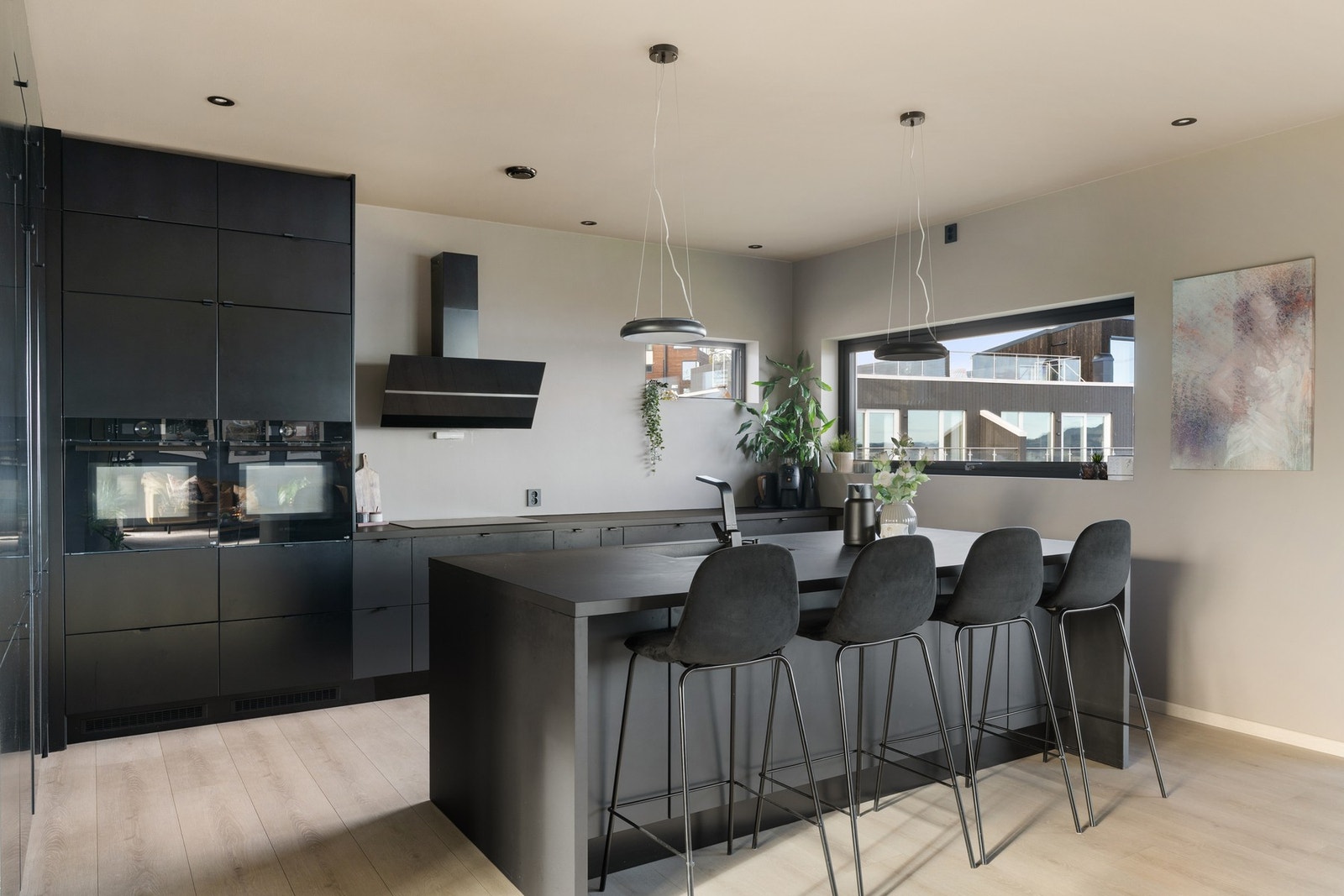 Delikat og påkostet kjøkken fra kvalitetsmerket Epoq. Blant annet er hvitevarer og armatur påkostet. Galleribilde