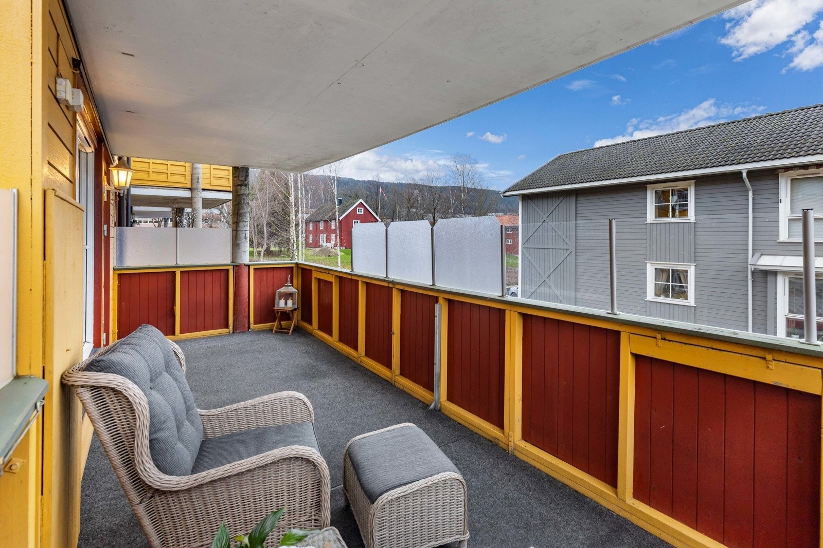 Luftig og skjermet uteplass med flotte omgivelser og rikelig boltreplass. Galleribilde