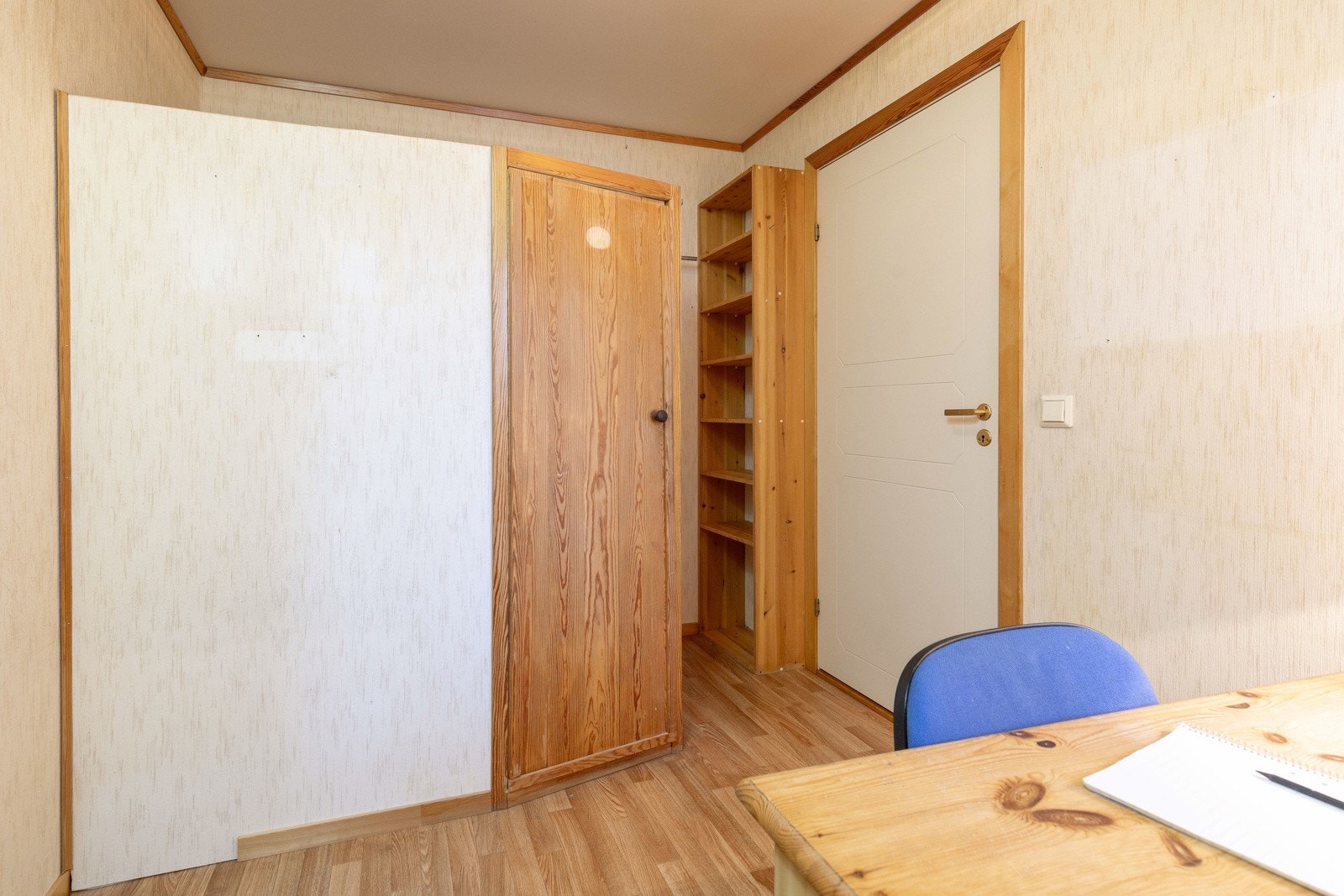 Soverom nr.2 med innebygd lagring, ideelt som arbeidsrom eller ekstra lekerom for barnebarna. Galleribilde