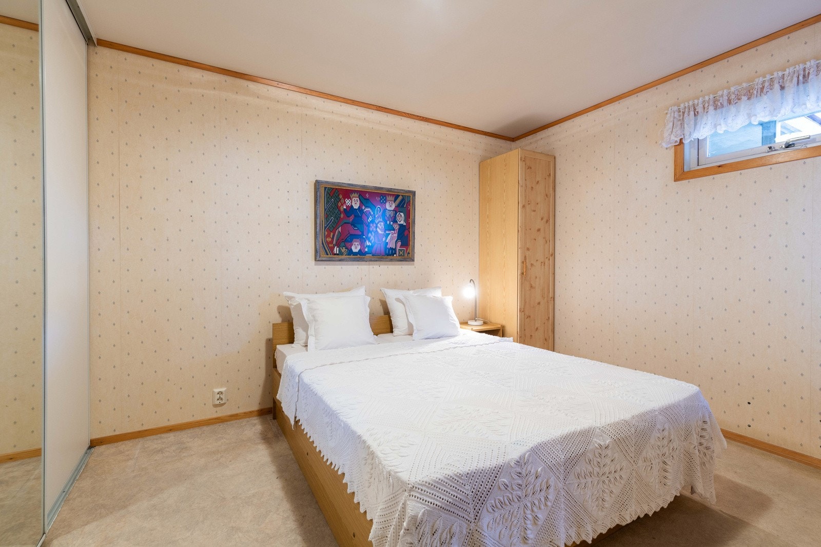 Romslig soverom med plass til dobbeltseng og praktisk garderobeløsning. Galleribilde