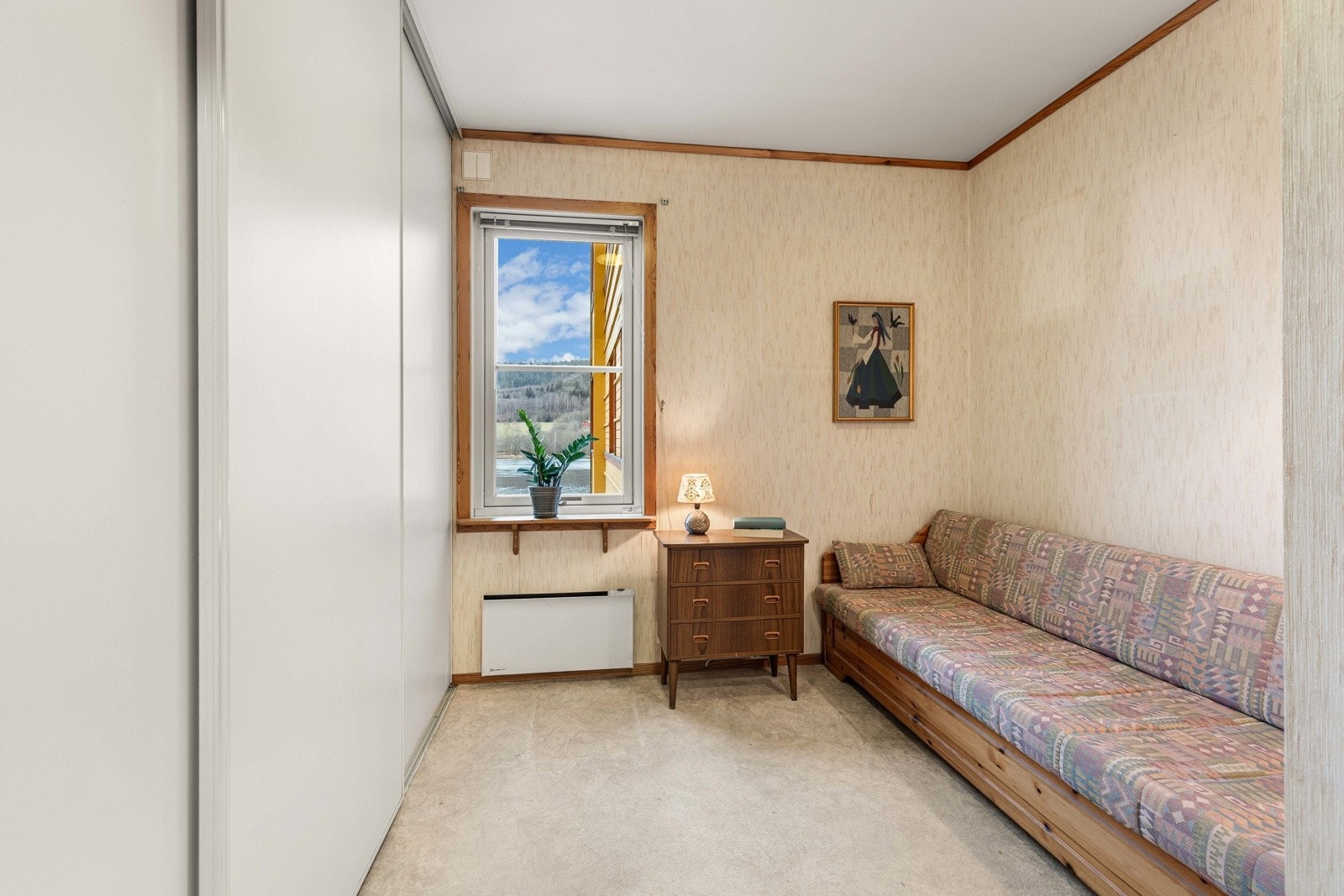 Soverom nr.3 med god garderobeplass og hyggelig utsyn. Galleribilde