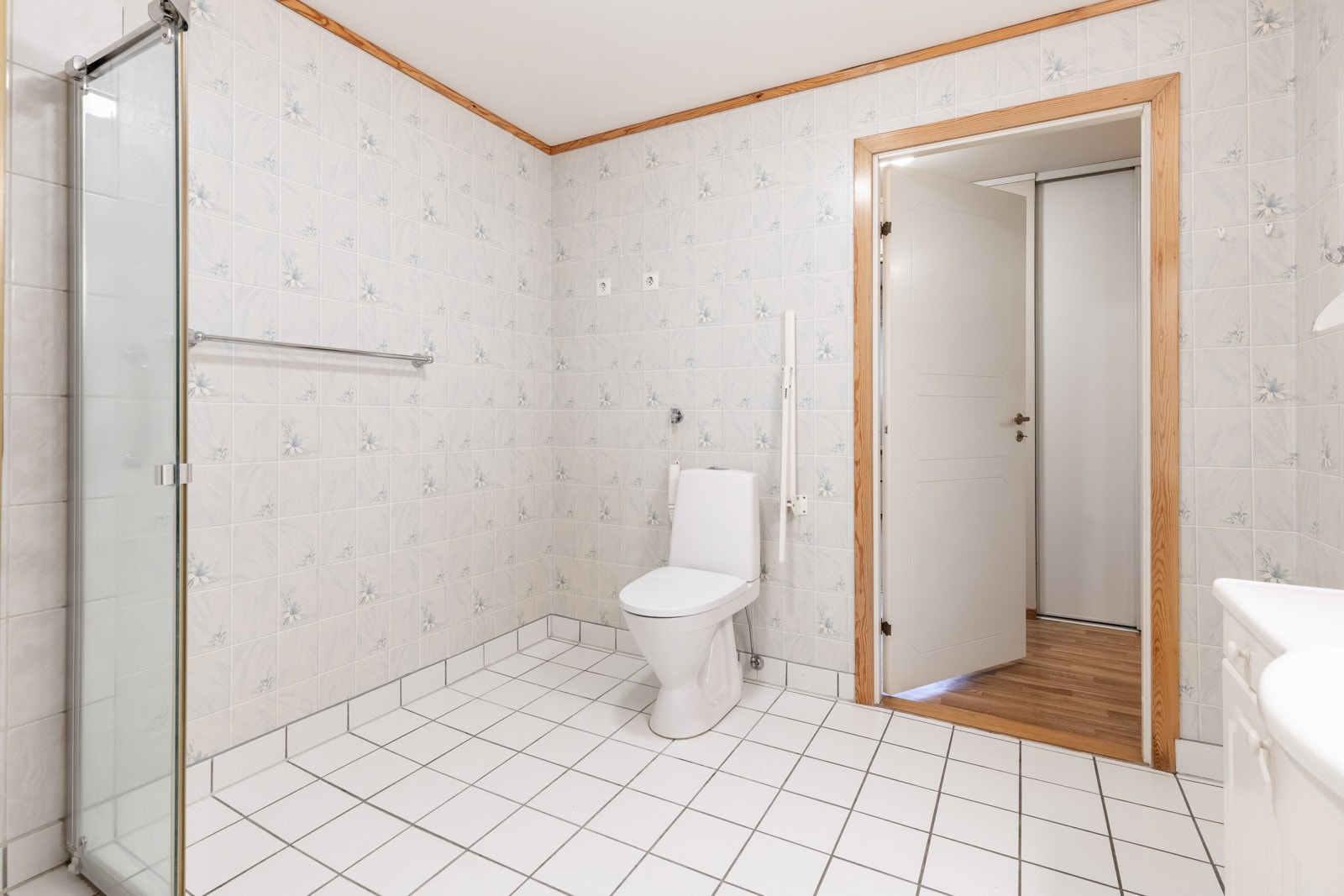 Det er plass til både vaskemaskin og tørketrommel på badet. Galleribilde