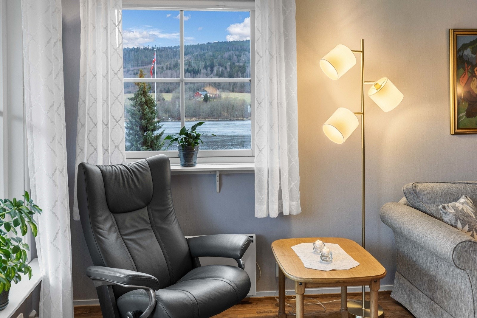 Lun og hyggelig lese- og hvilekrok med flott utsikt mot elv og natur. Galleribilde